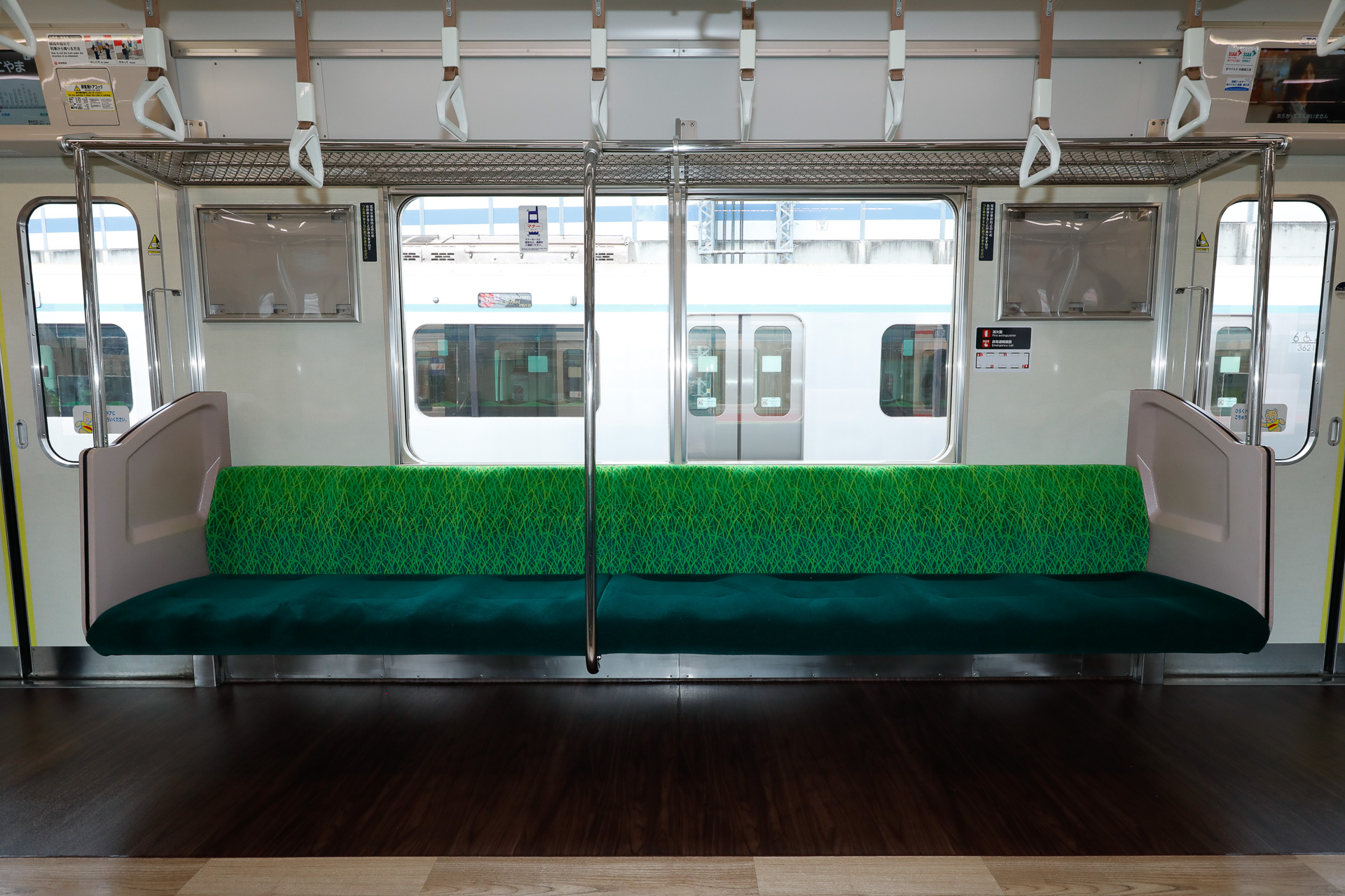 腰掛のモケットは緑基調。背ずりは柄物だが、座面は無地で濃いめの色。汚れやすさを考慮したものであろうか