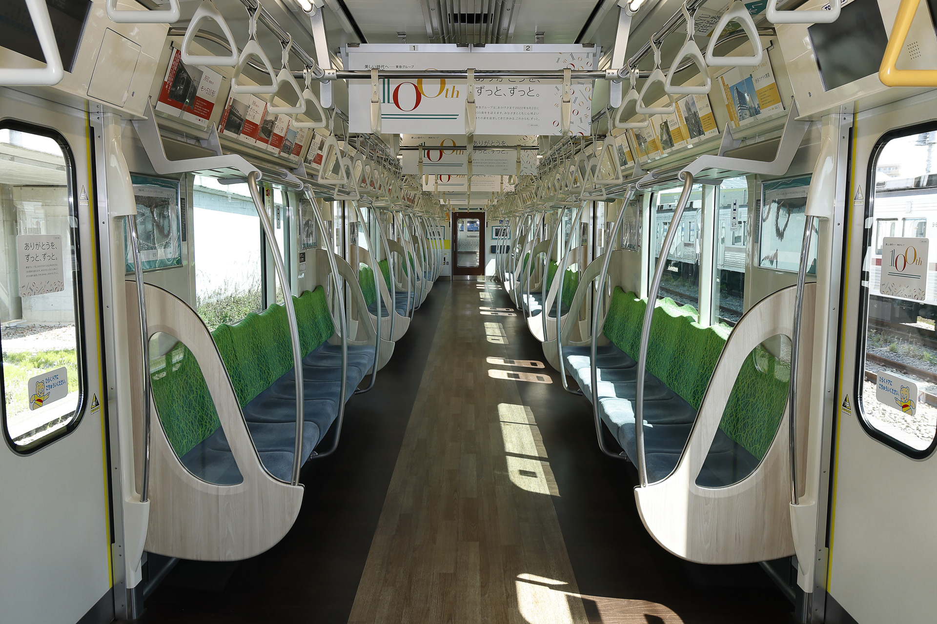 こちらは3020系の車内。3000系のリニューアル車も、これと同じイメージに揃えられた様子が分かる