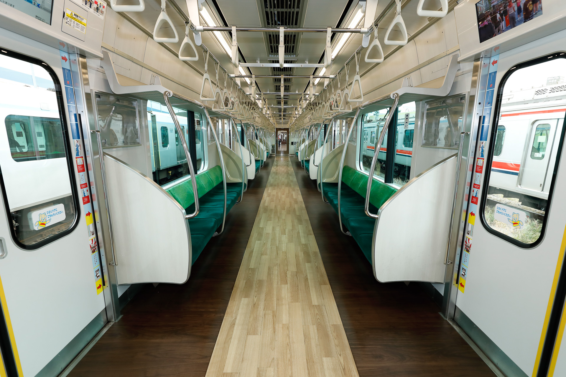 増結車の4・5号車は、以前からこの内装。基本的なカラースキームは同じだが、袖仕切や吊手の形状が異なるのが分かる