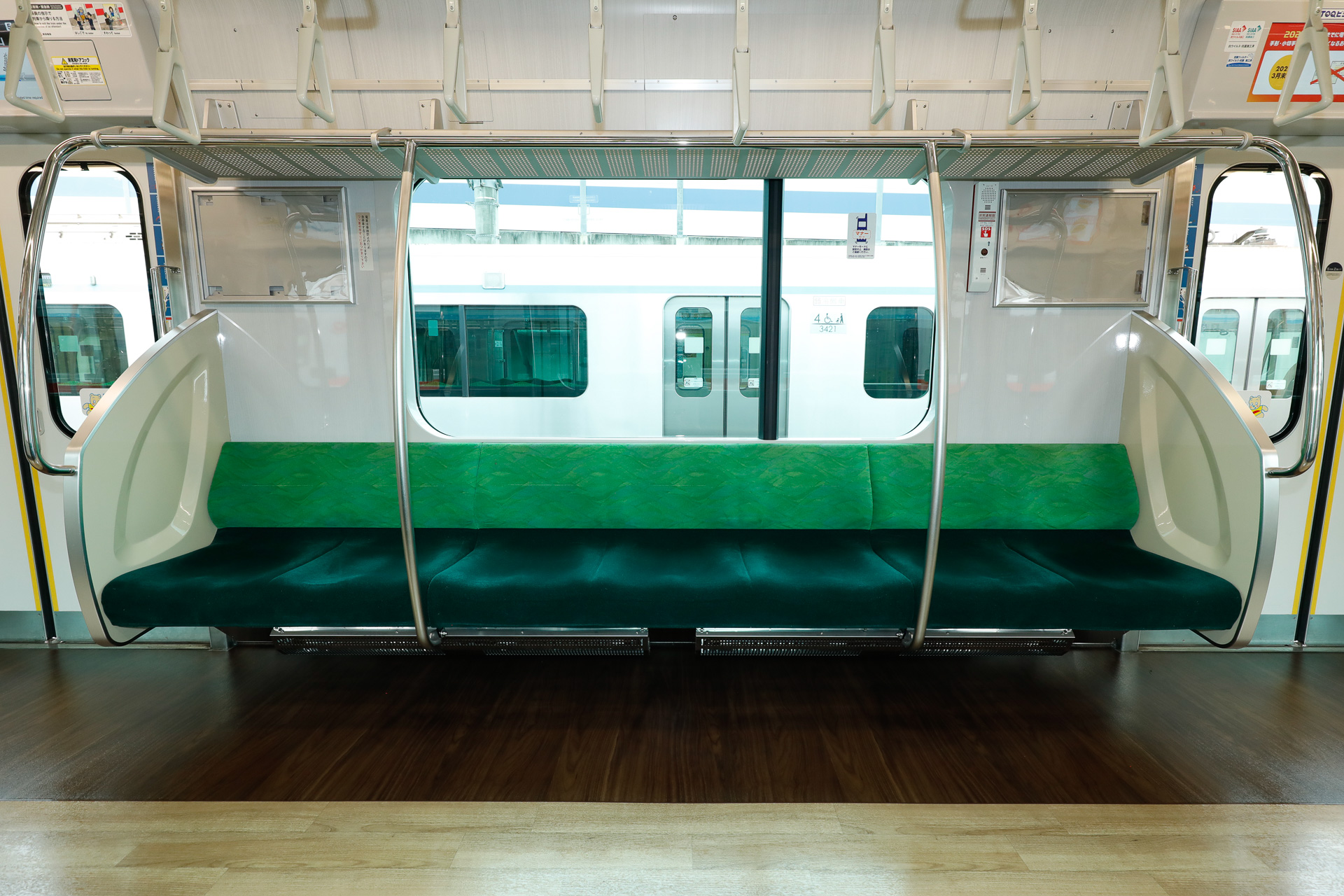 腰掛のモケットも、4・5号車では背ずりの柄に違いがある