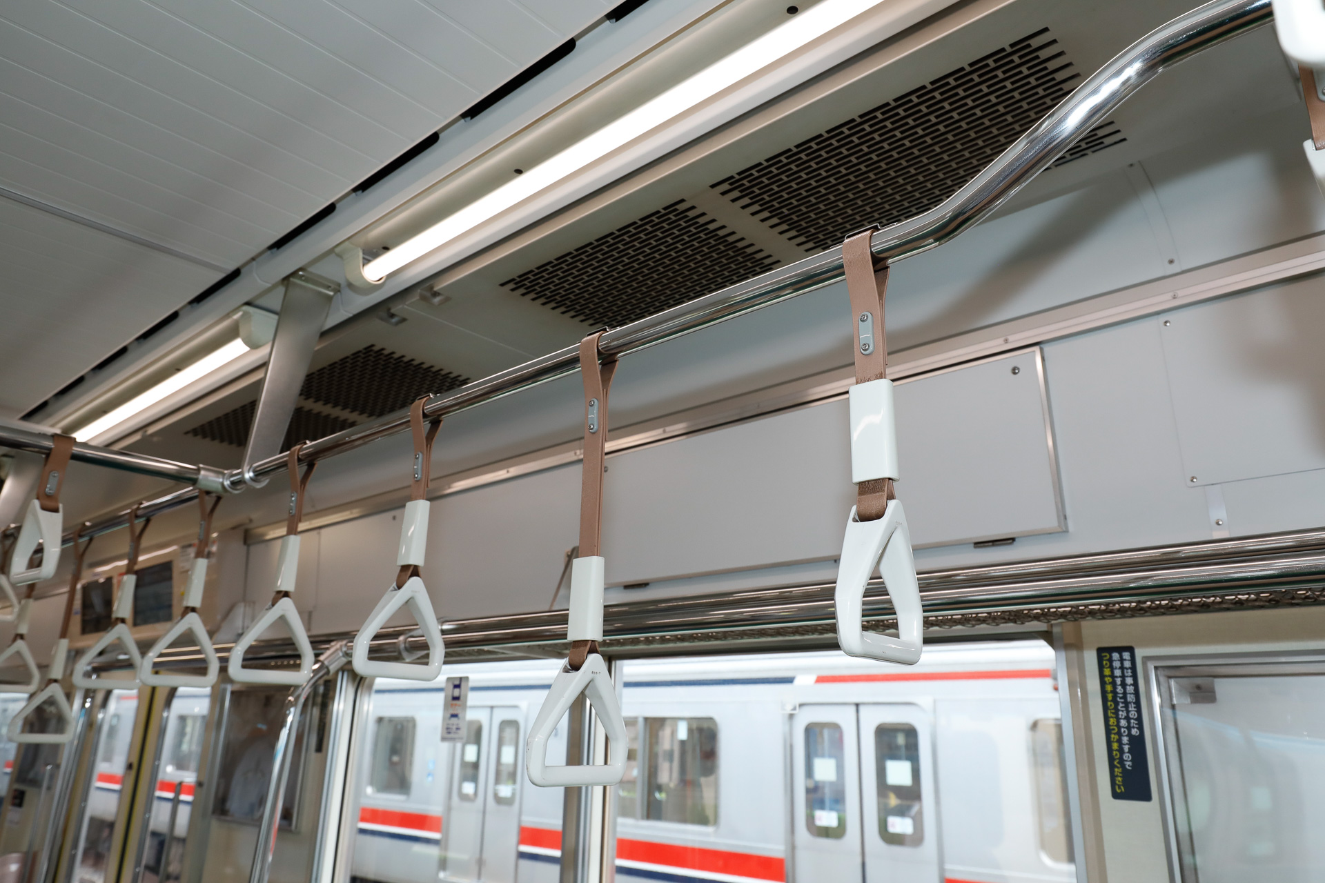 1～3号車と6～8号車の吊手。一部、吊革を長くして吊手を低い位置に設けているのは、小柄な利用者への配慮