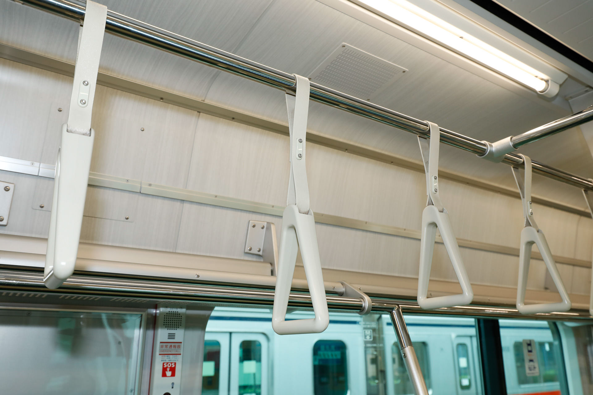 4・5号車の吊手。吊手の形状の違いや、側壁の柄の違いが分かりやすいだろう