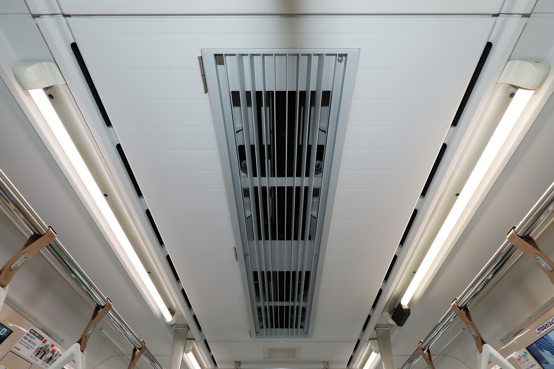 細かいところでは、繊維強化樹脂（FRP）で作られている空調用風道の交換が行なわれた。これは、火災で熱せられても材料が溶融滴下しないこと、という新たな要件に対応するための材質変更があったため。過去に海外で発生した火災事故の教訓を受けたもの