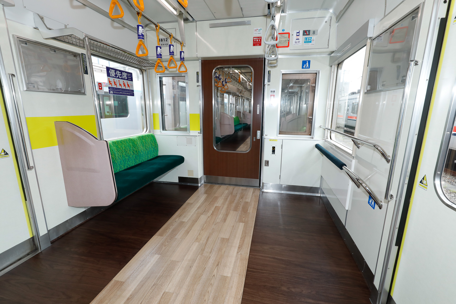 8号車車端部のフリースペース。二段手摺の様子が分かる。ここは窓を非常時に開けられる構造になっている関係で、暖房機を設置していない