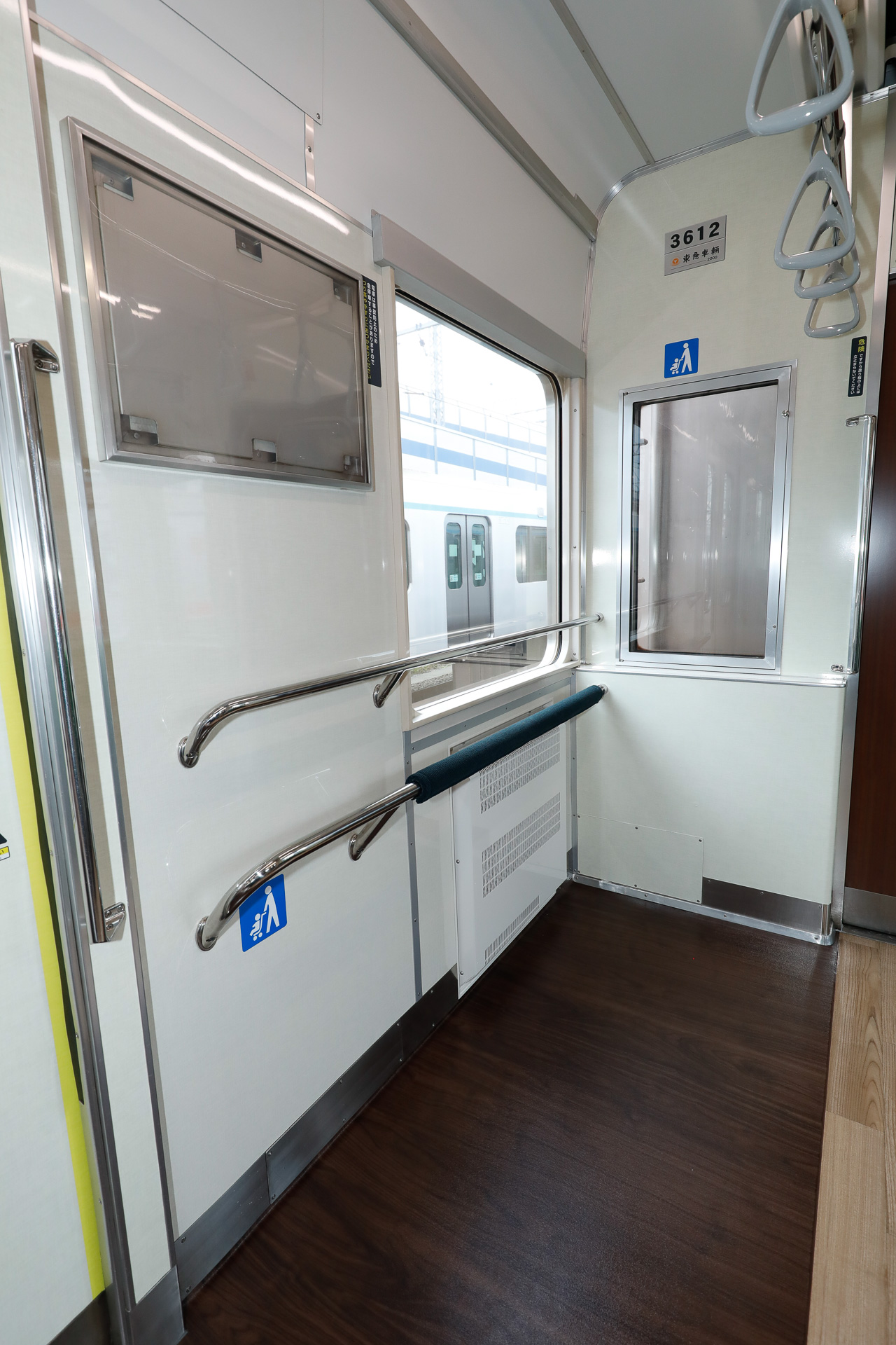 これは6号車車端部のフリースペース。こちらは窓が固定されており、暖房機を設置している