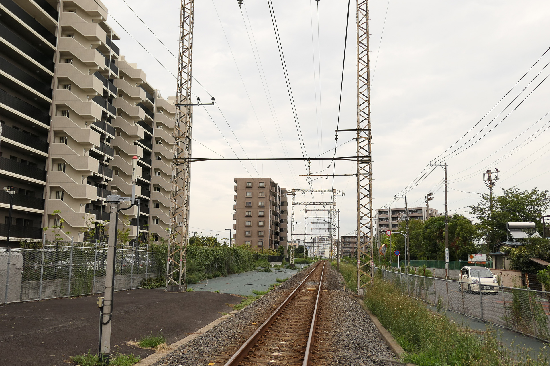 線路横の複線化用地を活用する計画だった