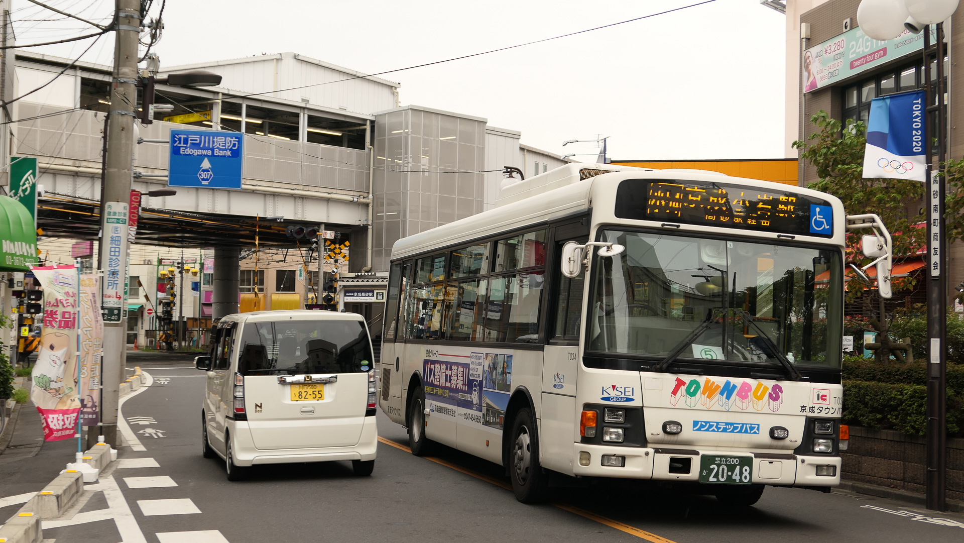 京成高砂駅近辺を走行する「京成タウンバス・小54」車両。踏切の通過に5分近くかかった