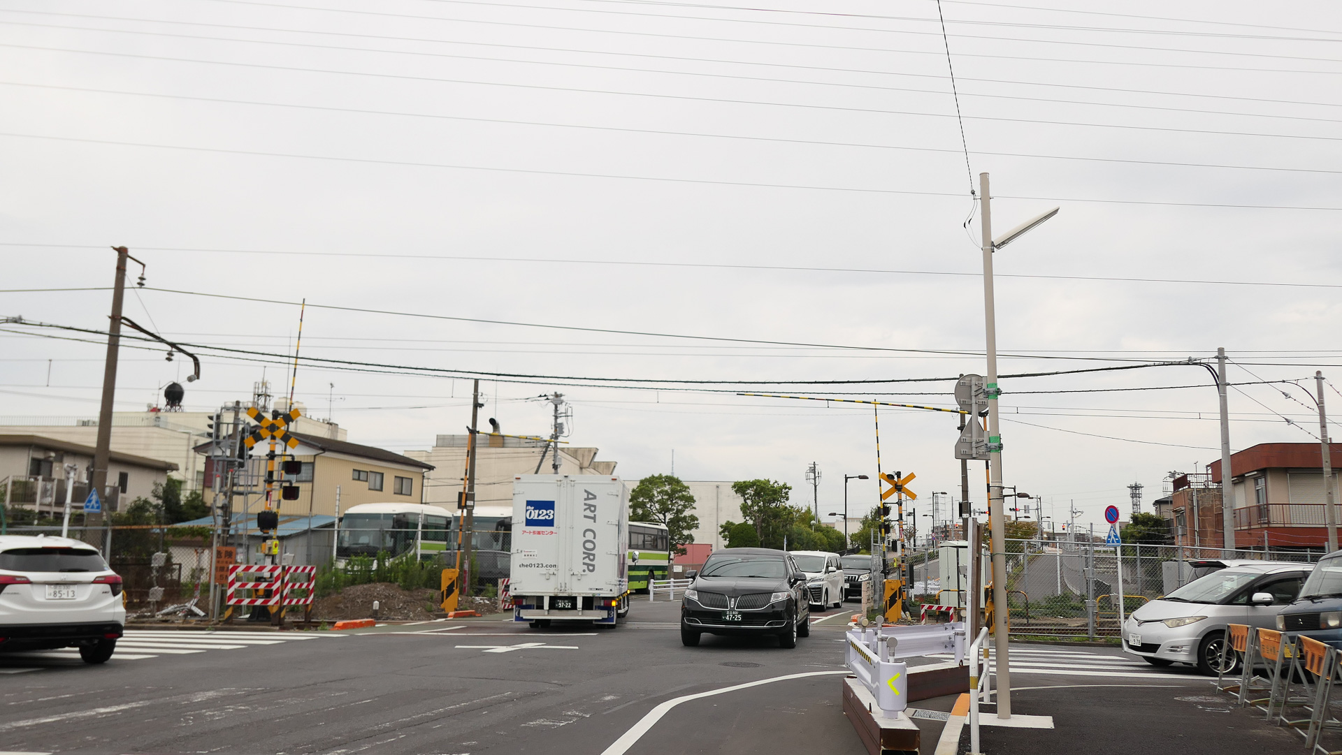 途中区間では、踏切無電柱化などの工事も進む