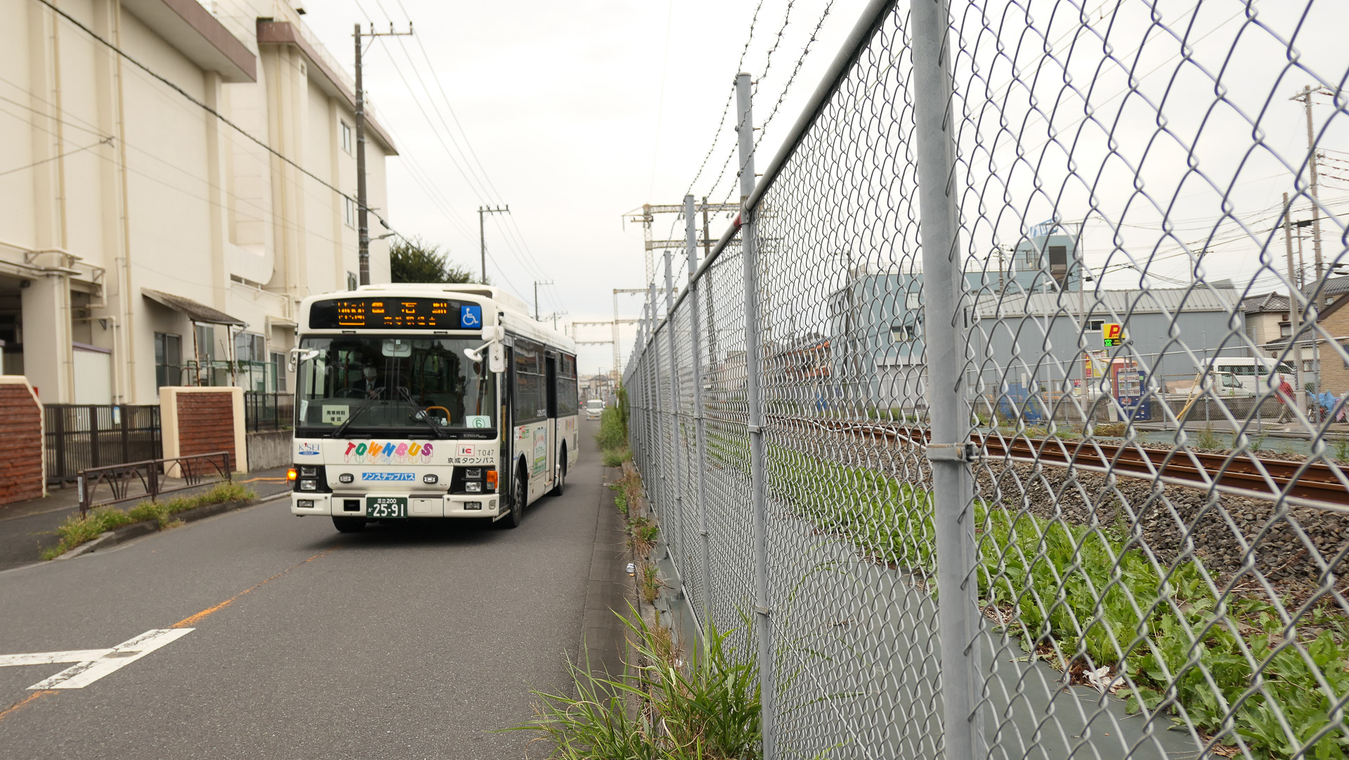 新金線の線路わきを走るバス。大型バス車両はとても走行できない