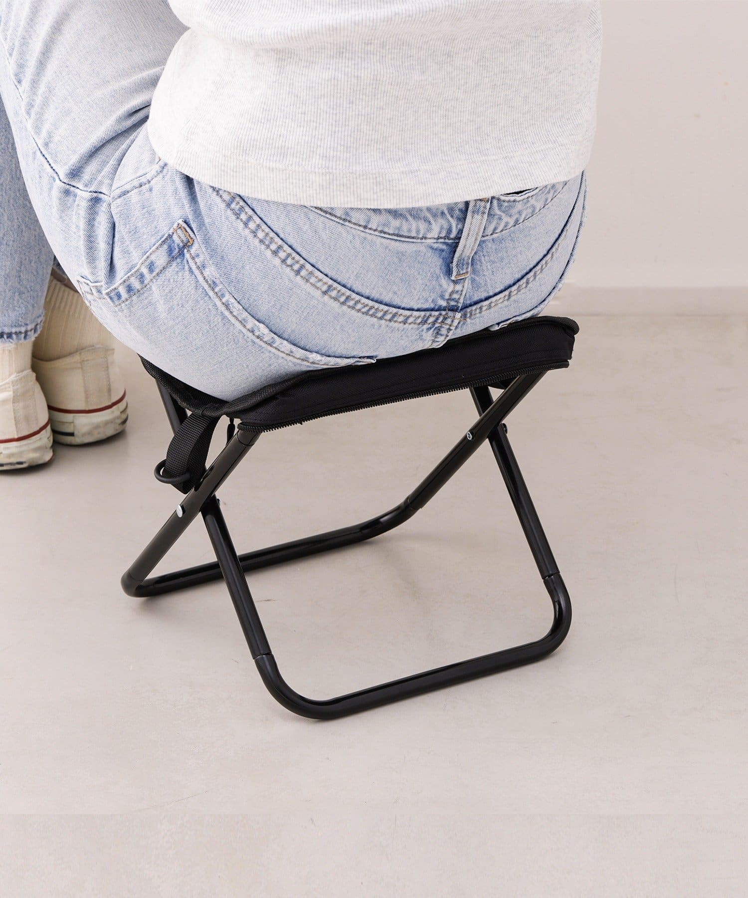 収納ポーチがそのまま座面になる「折りたたみチェア」（880円）
