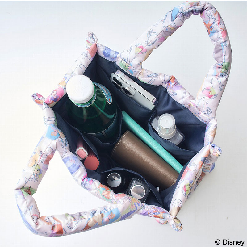 お出かけの必需品が入るサイズ感