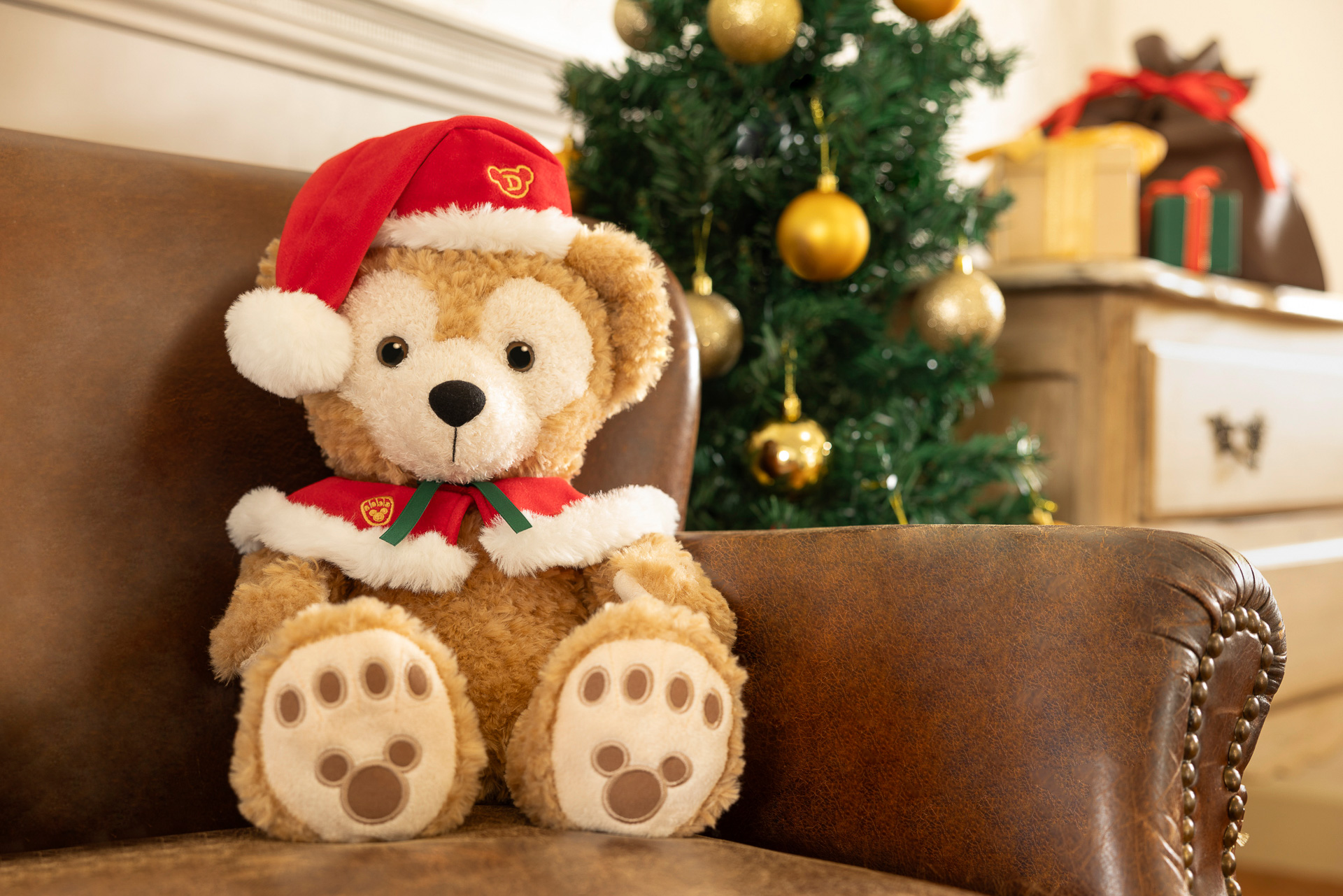東京ディズニーシーは、ダッフィー＆フレンズのクリスマスバージョンのアイテムを期間限定で販売する