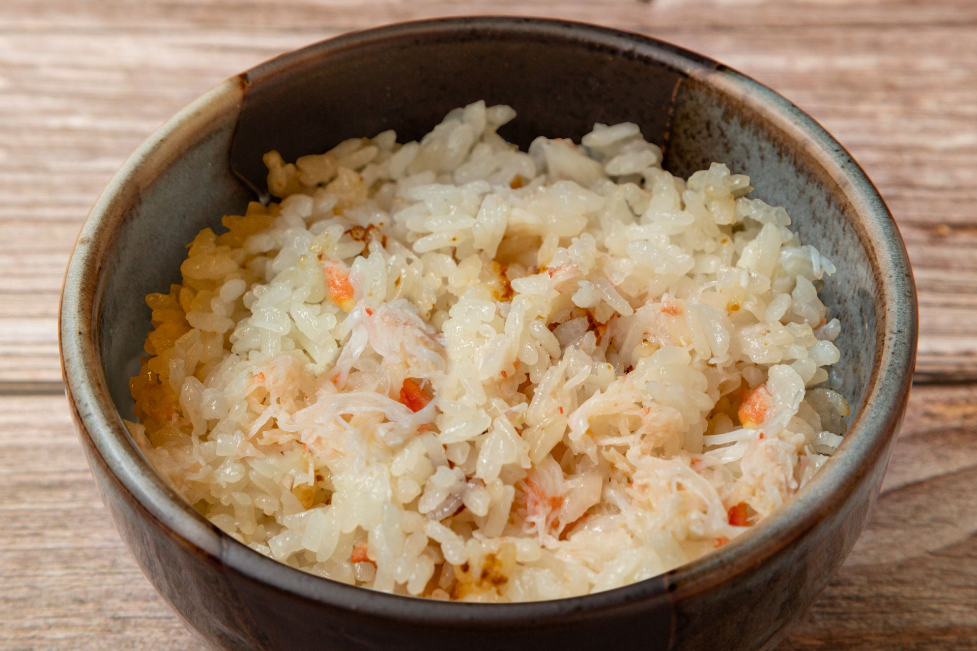 朝食バイキングでは、海の幸の旨味がとけ込んだカニ飯とカニ汁をはじめ約90品