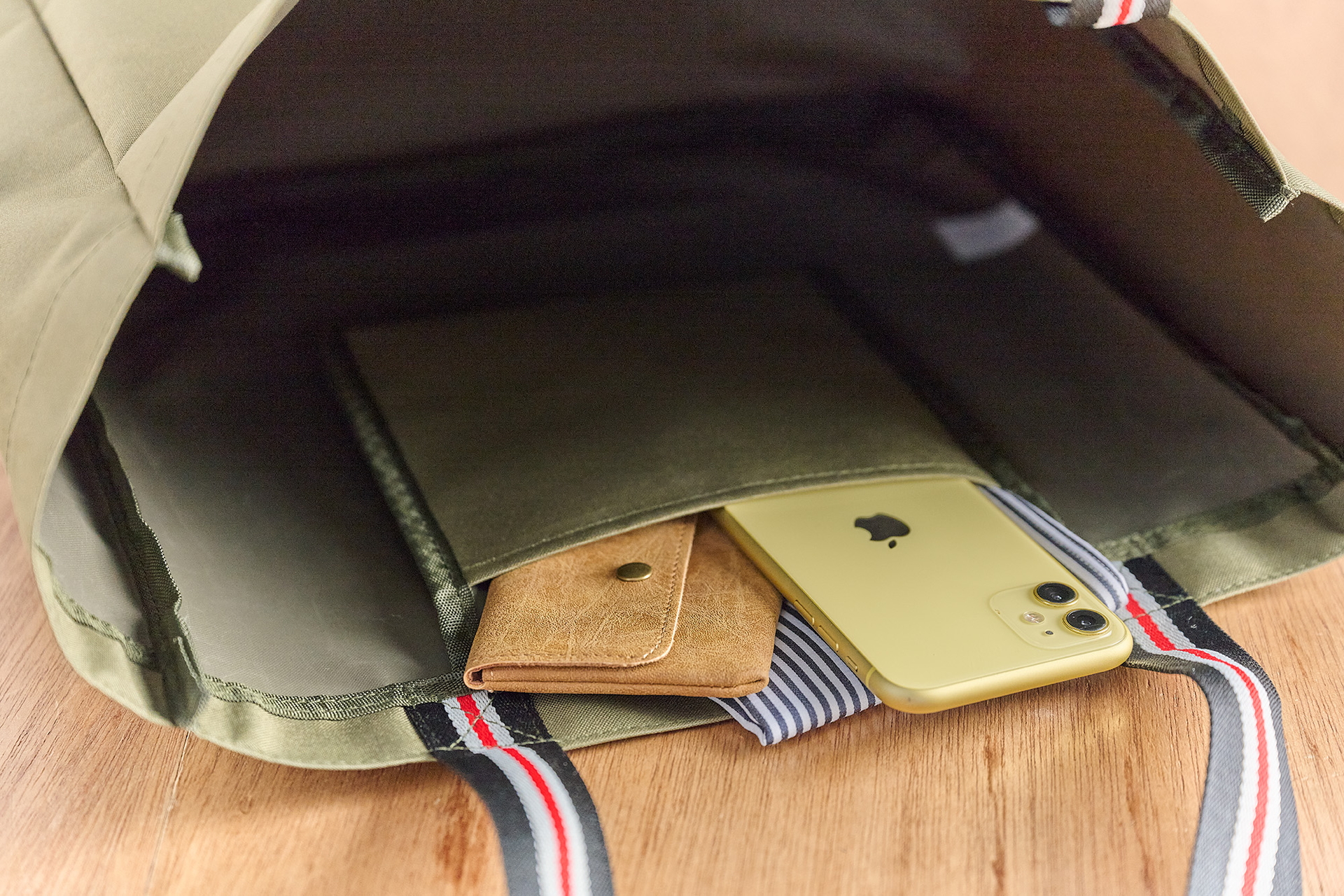 財布やスマホを収納するのに便利な内ポケット付き