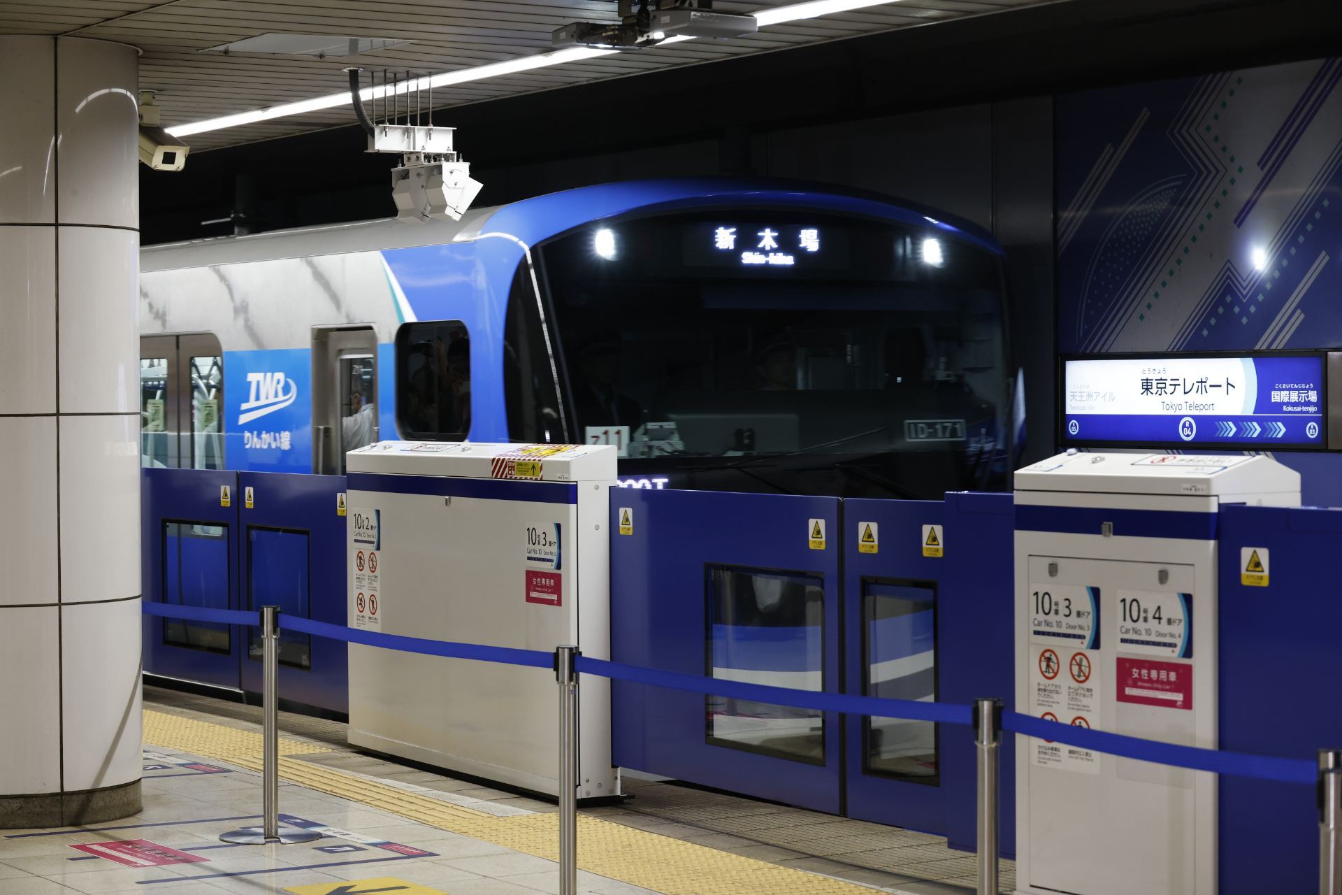 そして現車が姿を現わした。第1編成（編成番号Z11）である。70-000形では側面の腰部と窓上に青帯を通していたが、71-000形では側窓から腰部にかけての広い範囲を青のラッピングとした。このため、可動式ホーム柵越しでも青い部分が見える