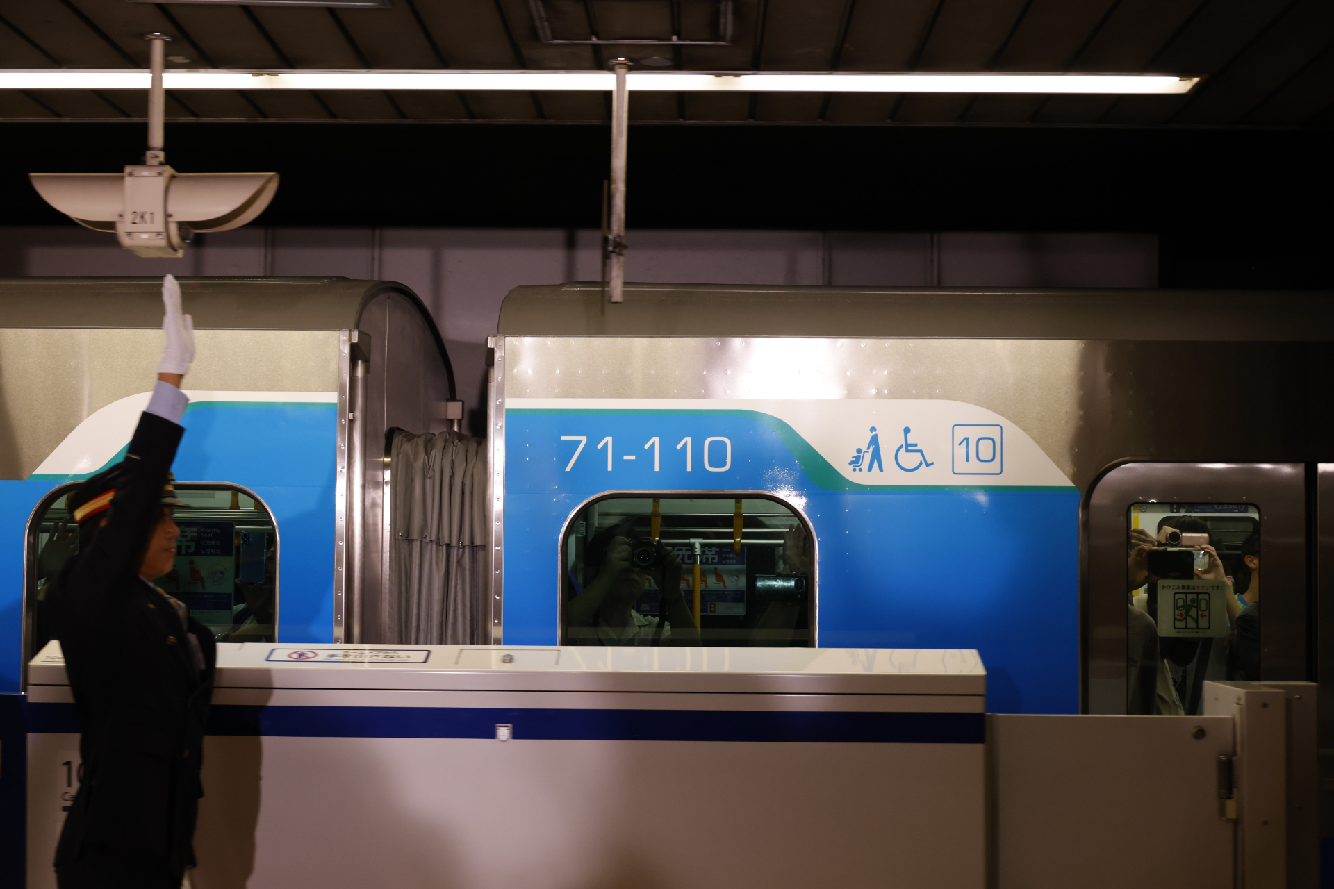 車端部では、号車番号、車両番号、車椅子・ベビーカーのピクトグラムをひとつにまとめた標示が行なわれている。こうした標示も、可動式ホーム柵の陰にならないように、窓上に配するのが一般的になってきた