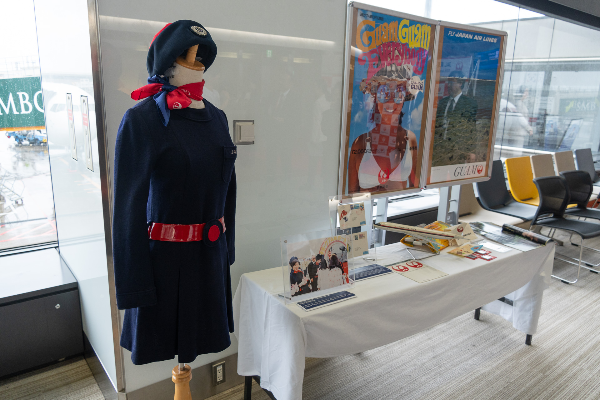 搭乗ゲート付近では路線開設当時の記念品、制服などを展示していた
