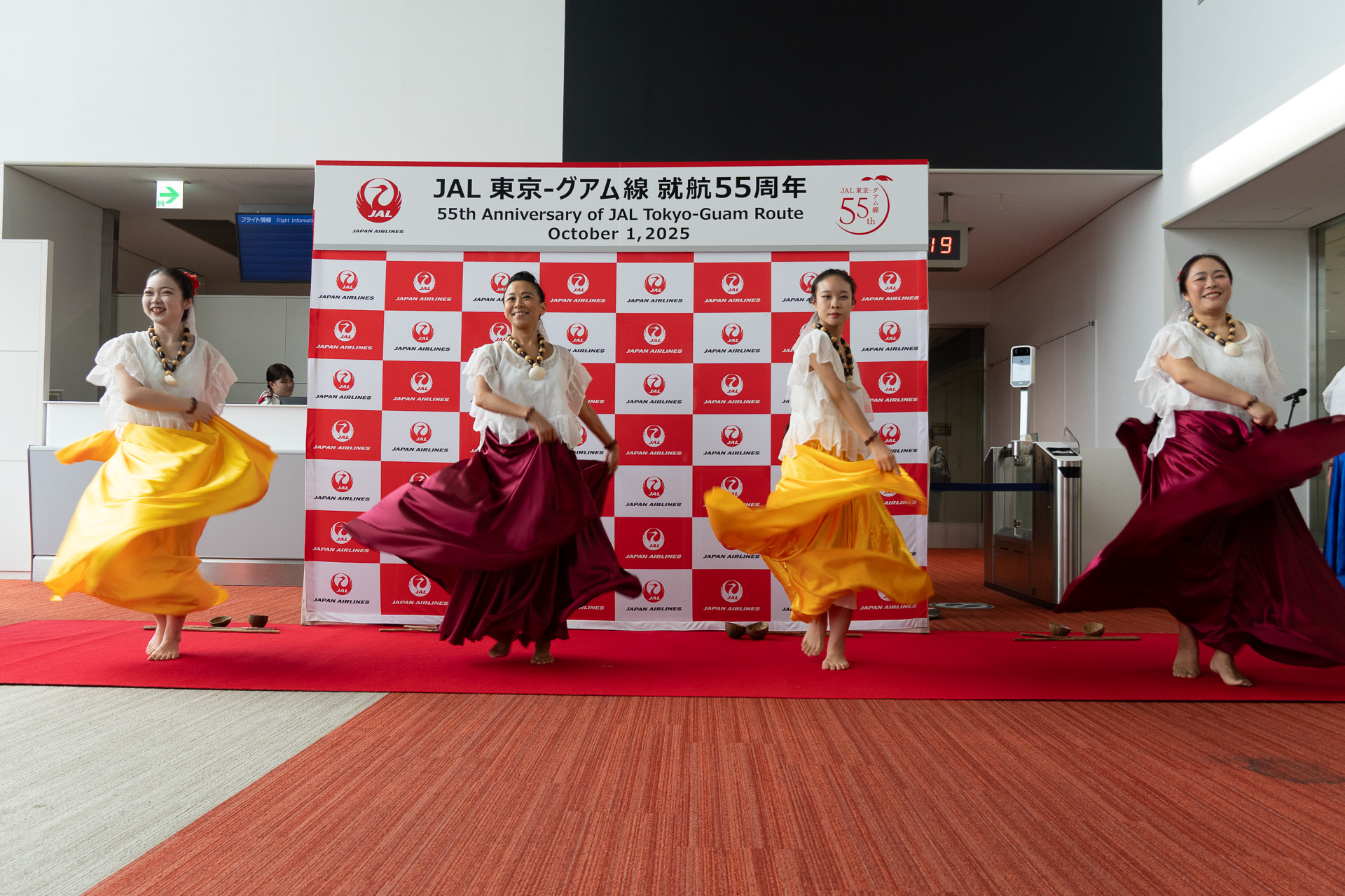 搭乗前にチャモロダンスを披露
