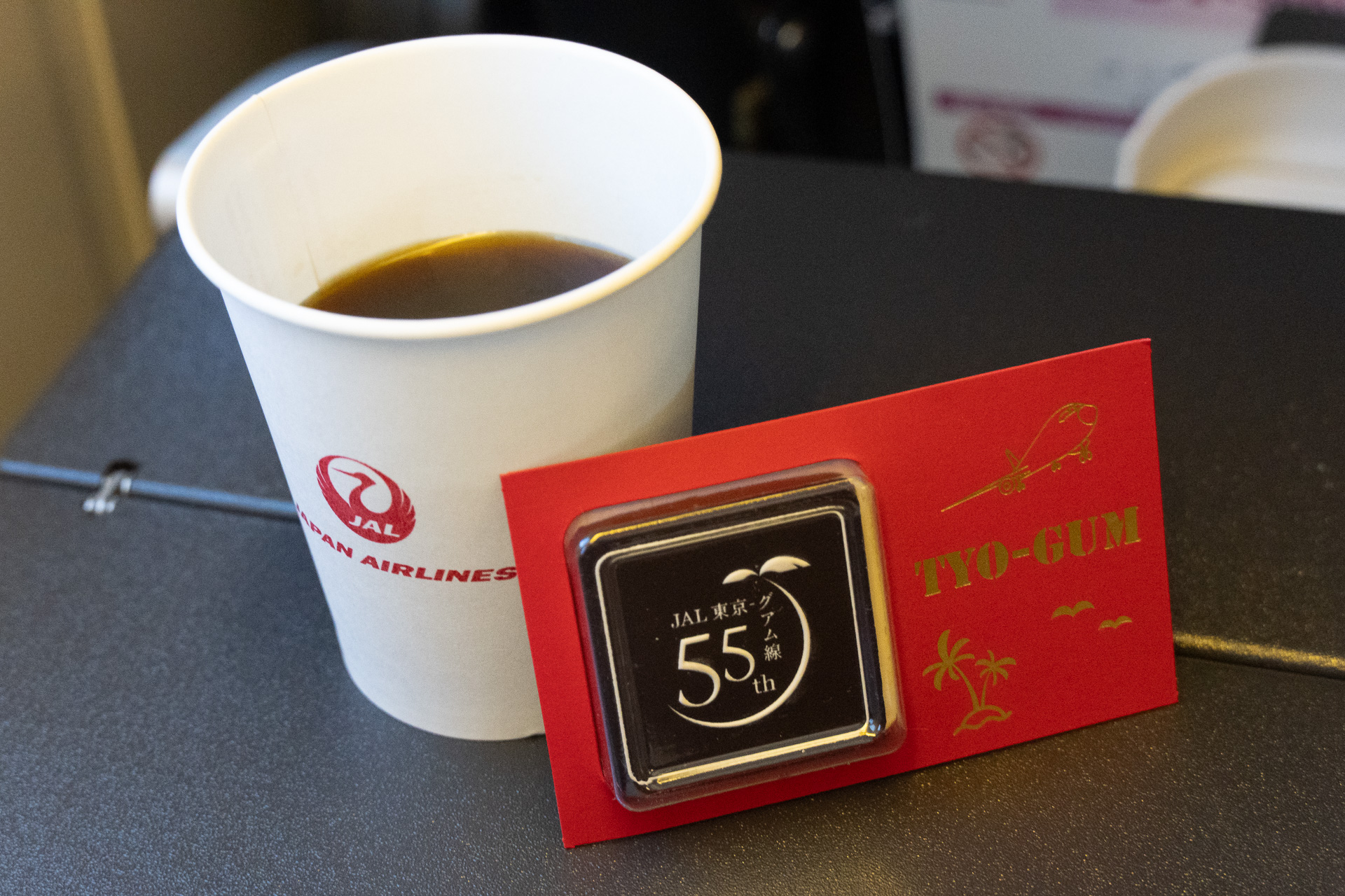 グアム線55周年を記念してチョコレートが凝ったパッケージに入って提供。ビターな味わいでコーヒーによくあった