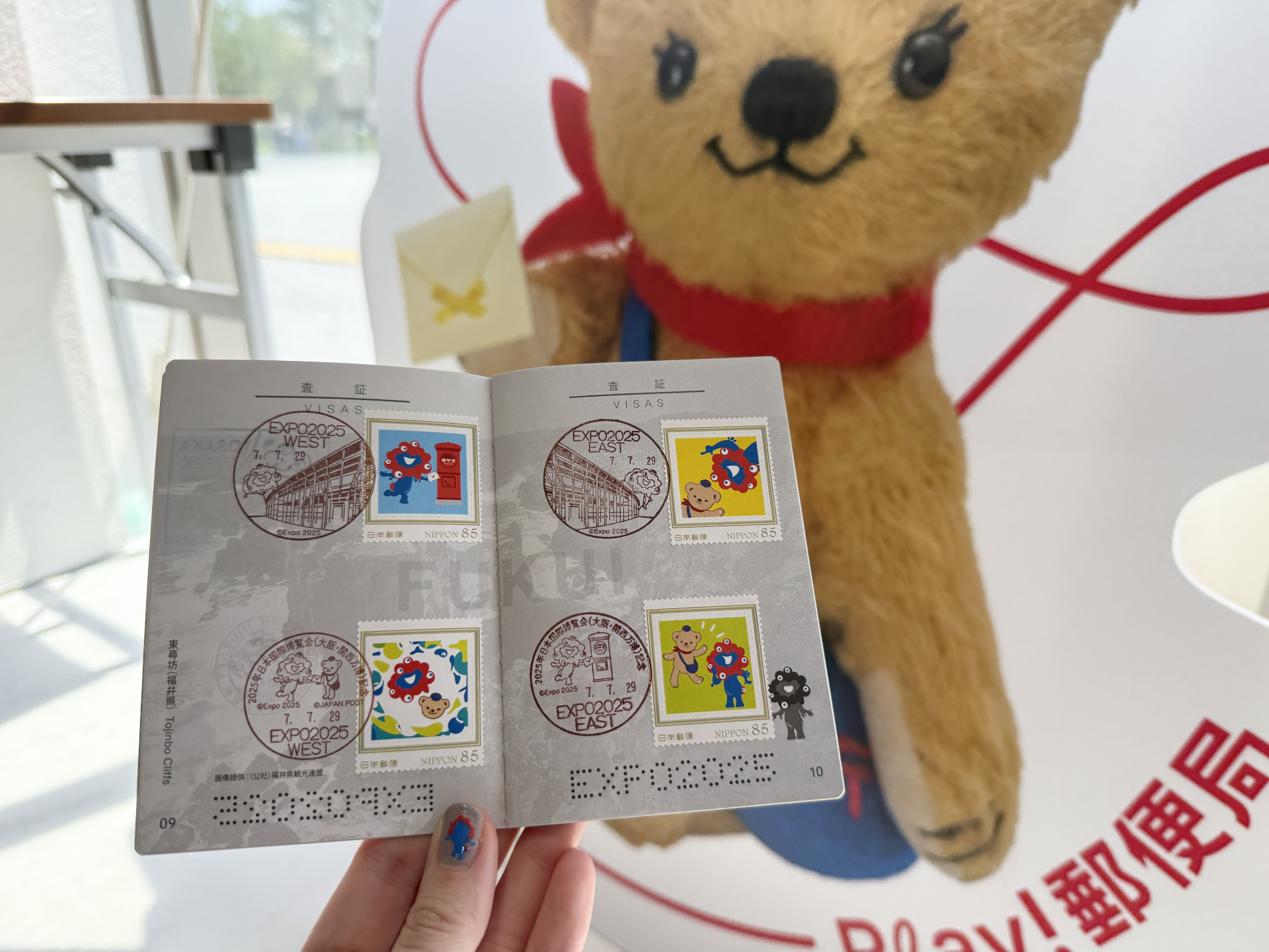 窓口で万博の記念チケット（パスポート型）に押してもらった様子