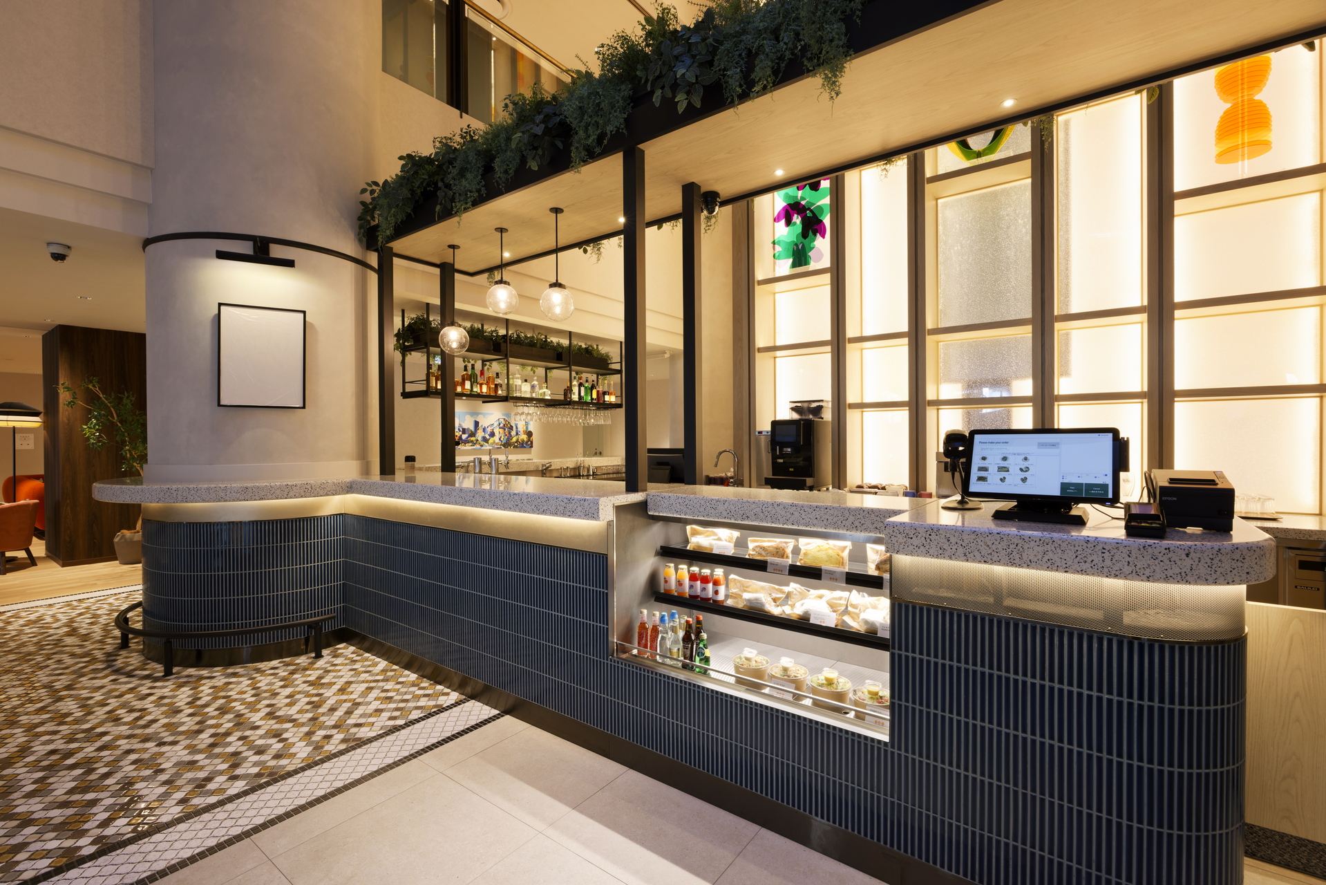 カフェ＆バーラウンジでは多彩なドリンクやアルコールを用意