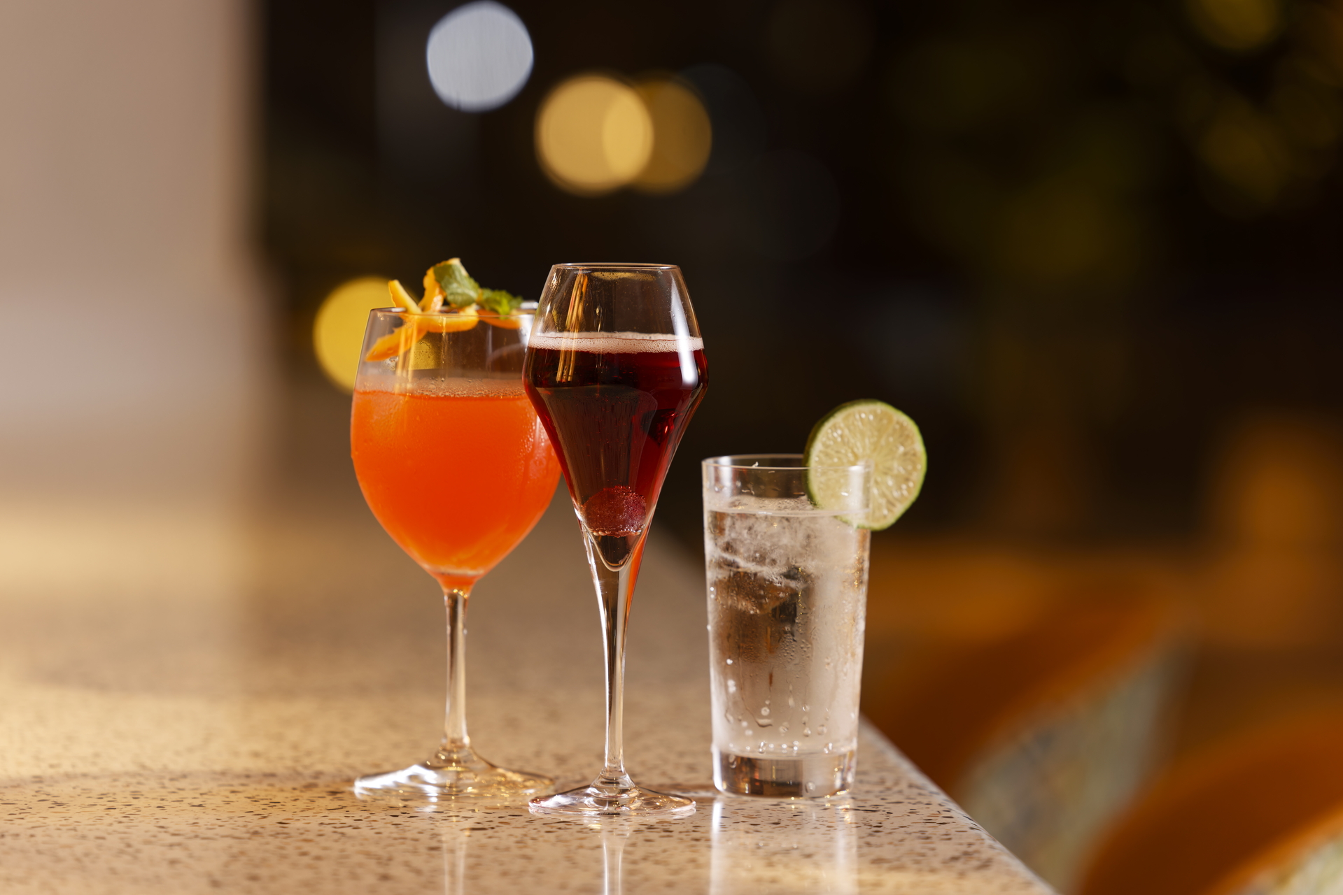 カフェ＆バーラウンジでは多彩なドリンクやアルコールを用意