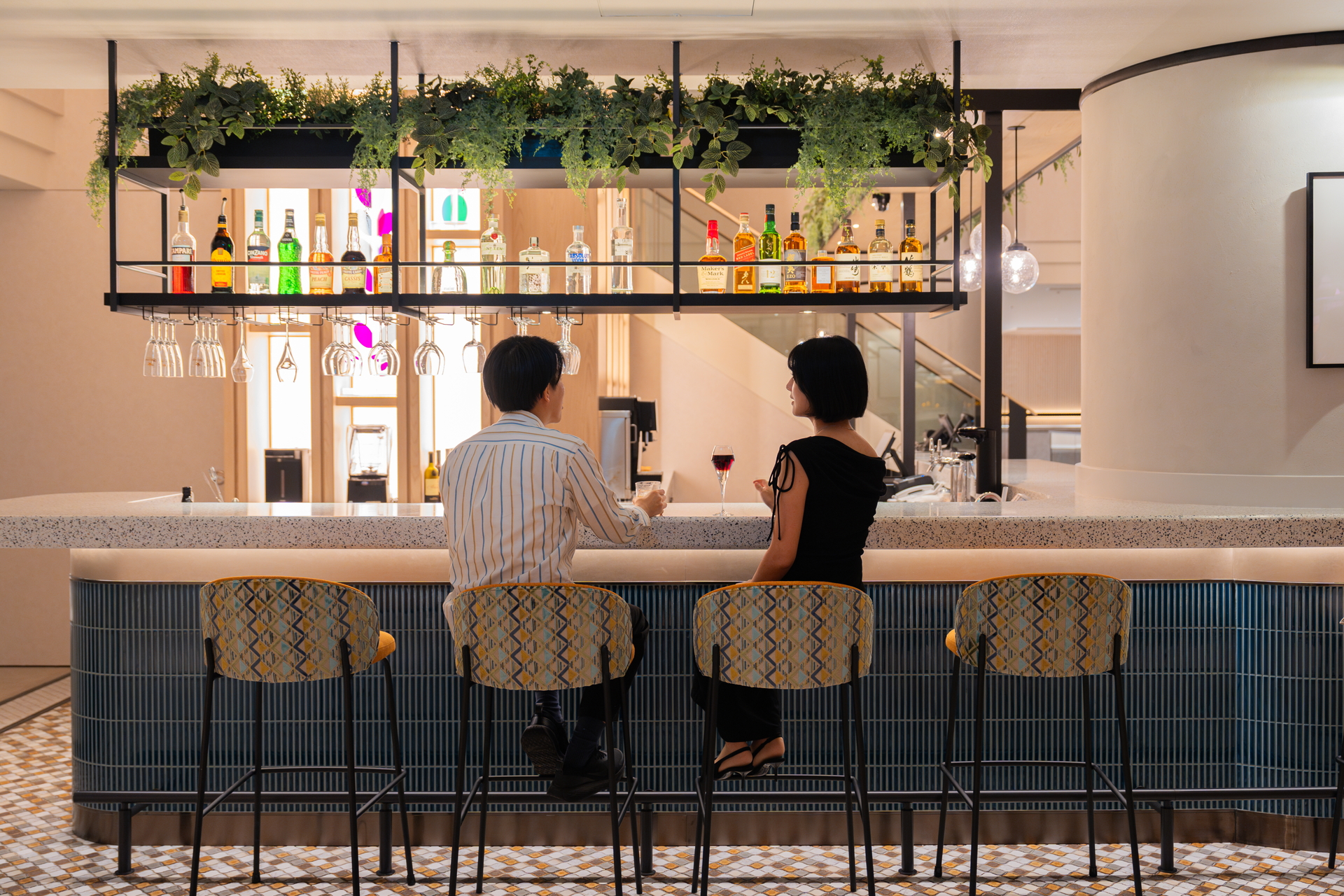カフェ＆バーラウンジでは多彩なドリンクやアルコールを用意