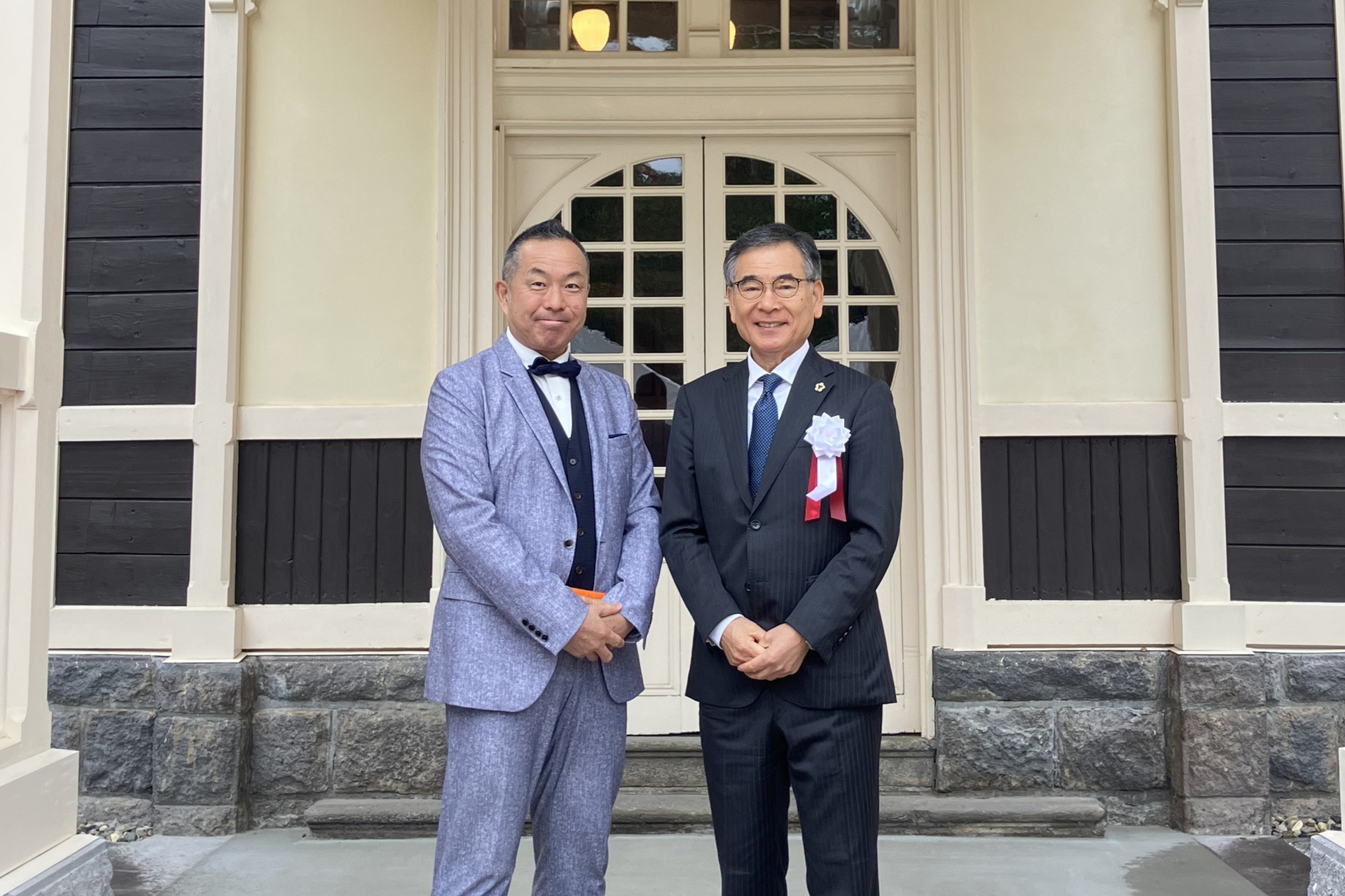 日比谷花壇が旧三笠ホテルの運営を受託。日比谷花壇 代表取締役社長 宮島浩彰氏（左）、軽井沢町長 土屋三千夫氏（右）