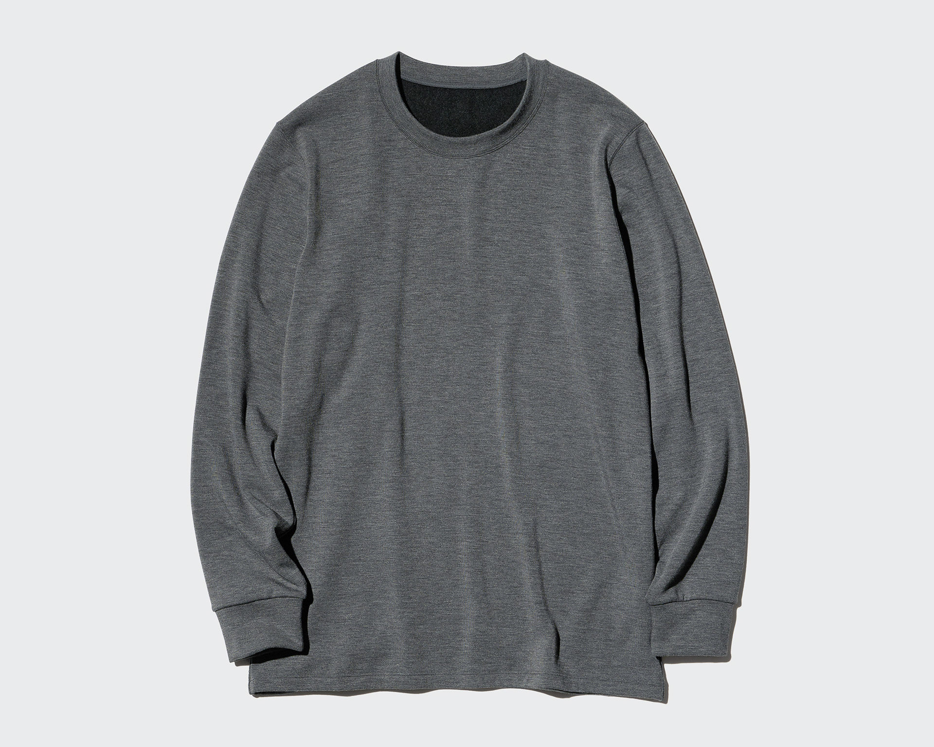 極暖ヒートテックカシミヤ クルーネック（2290円）。カラーはグレイ、ブラック、ナチュラル、ダークブラウン