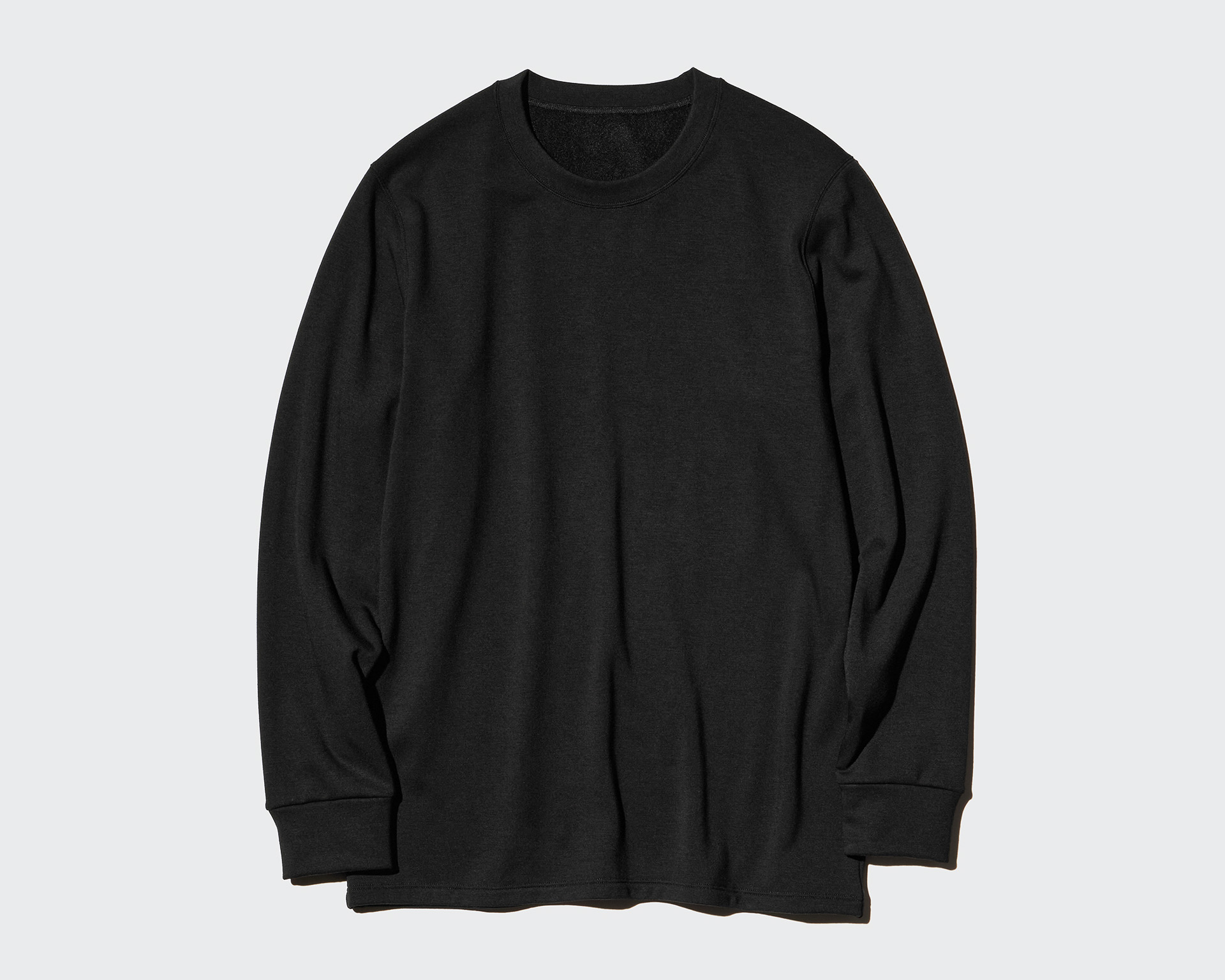 極暖ヒートテックカシミヤ クルーネック（2290円）。カラーはグレイ、ブラック、ナチュラル、ダークブラウン