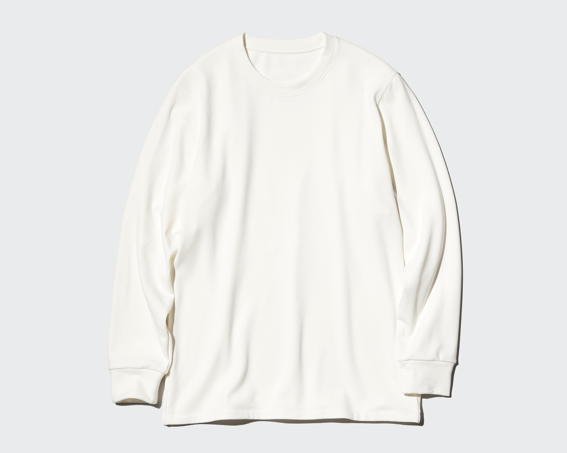 極暖ヒートテックカシミヤ クルーネック（2290円）。カラーはグレイ、ブラック、ナチュラル、ダークブラウン