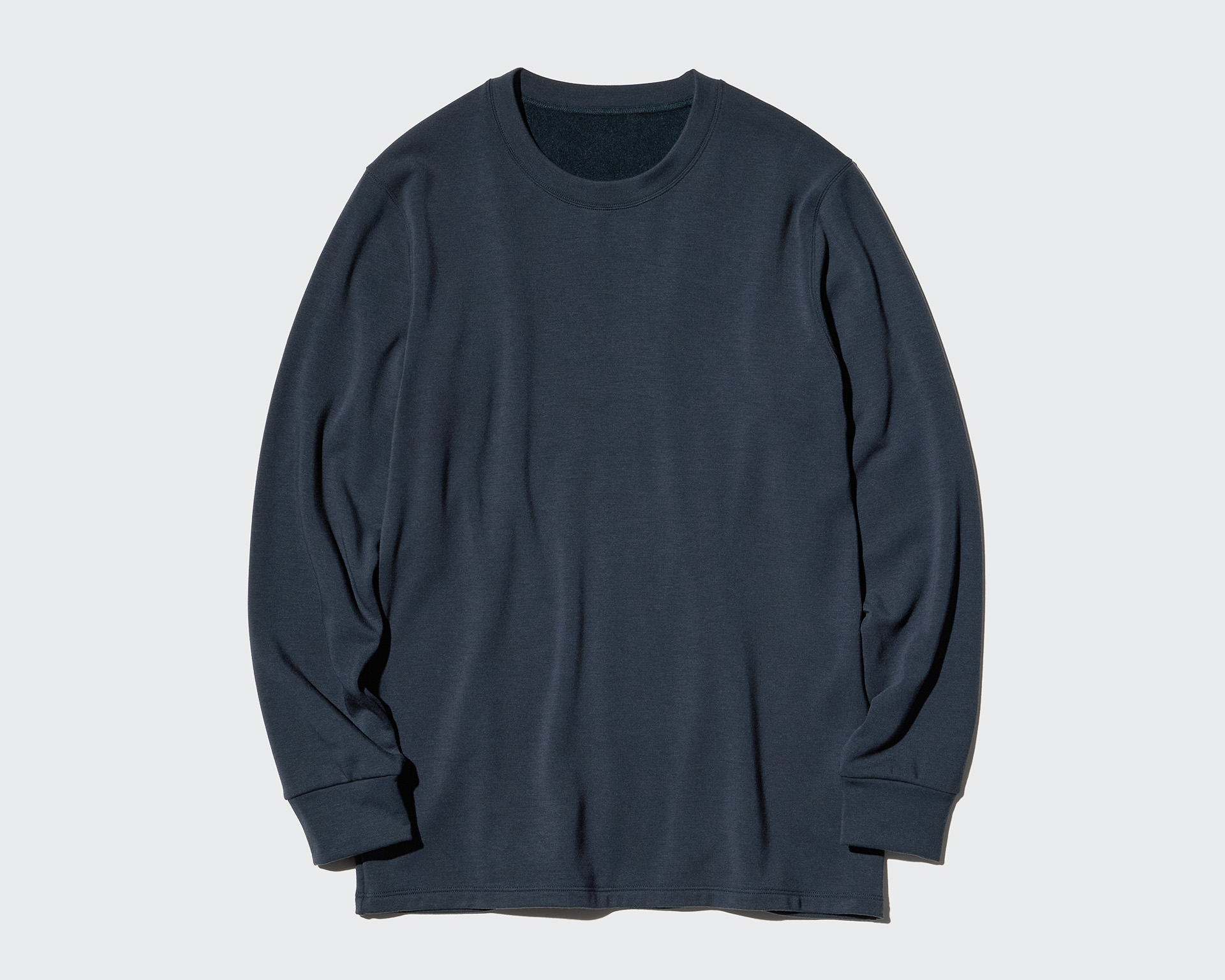 極暖ヒートテックカシミヤ クルーネック（2290円）。カラーはグレイ、ブラック、ナチュラル、ダークブラウン