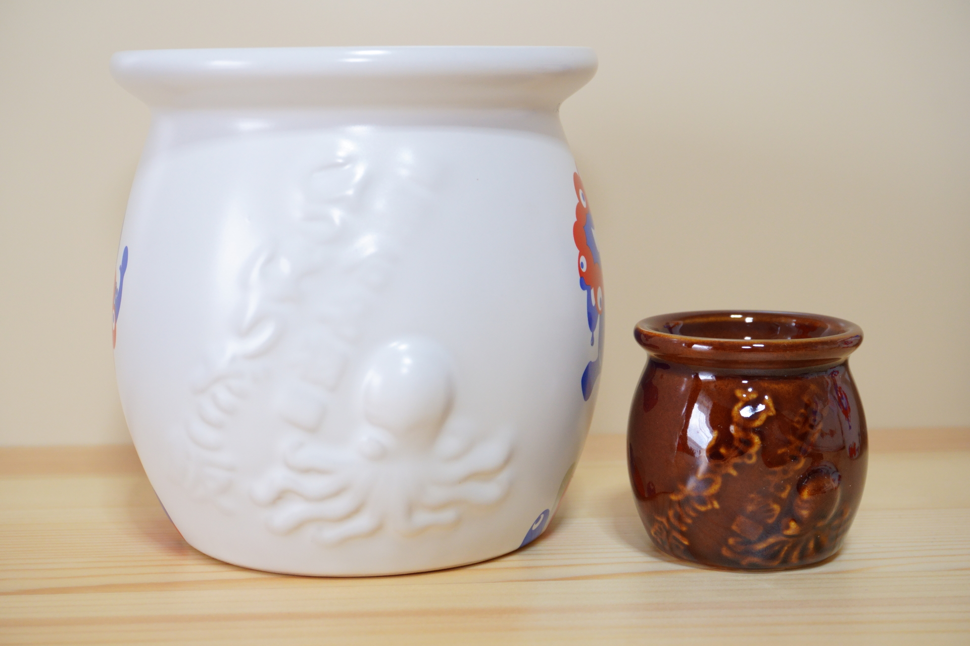 「明石名物ひっぱりだこ飯」のイラストも。右は「ひっぱりだこのお猪口」