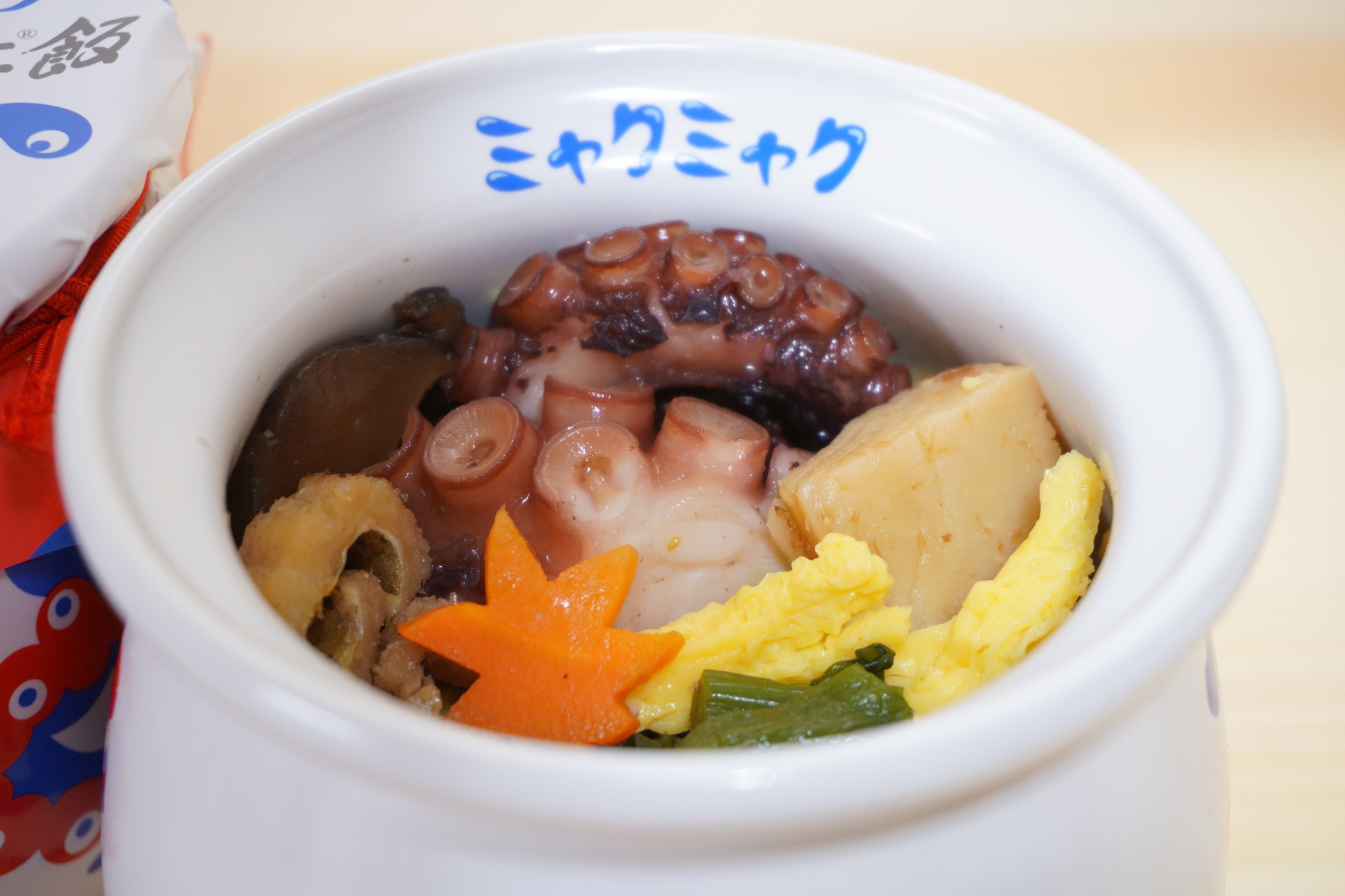 たこと季節の野菜がたくさんのっている