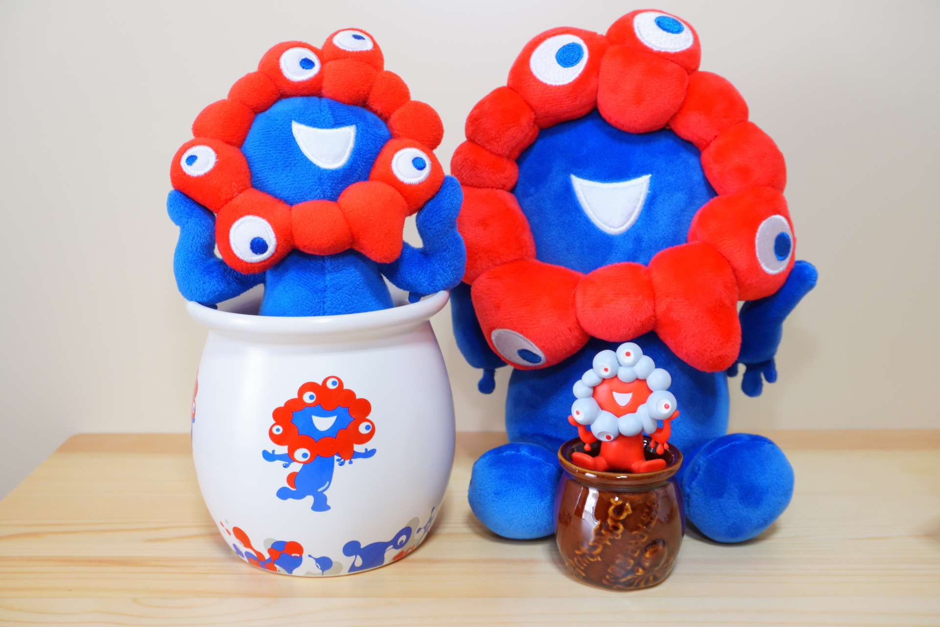 手のひらサイズのマスコットを入れて、中サイズのぬいぐるみを並べた様子