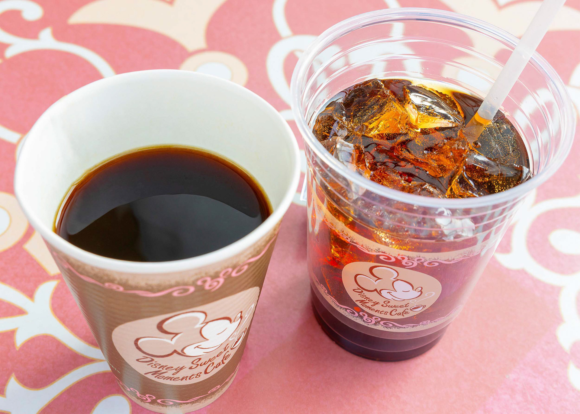 「スウィートハート・カフェ」の「コーヒ／アイスコーヒー」（各550円）、「アイスカフェラテ／カフェラテ」（各650円）も販売する