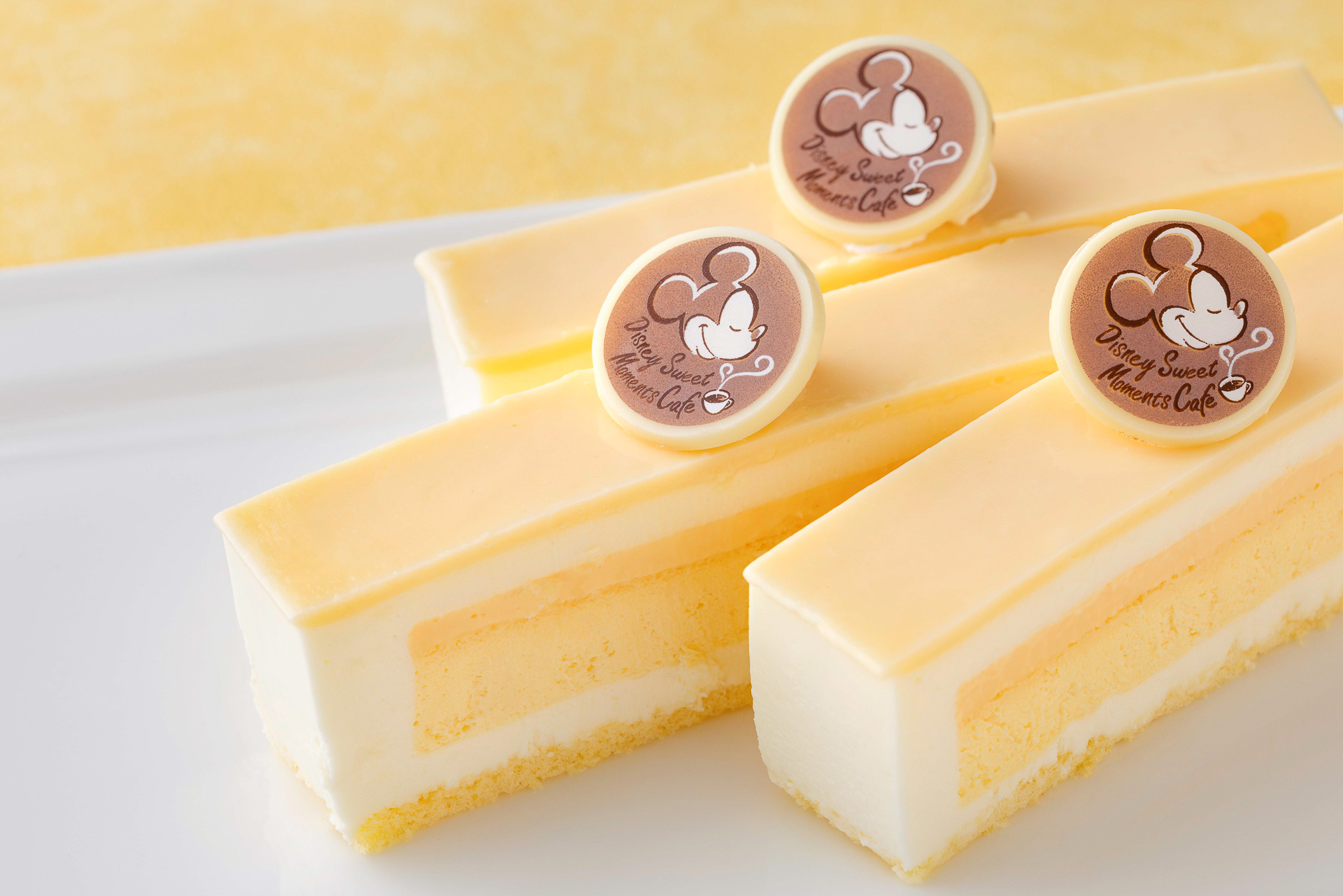 さっぱり味のレアチーズとしっとりスフレチーズに甘酸っぱいレモンをプラスした「チーズケーキ」（880円）