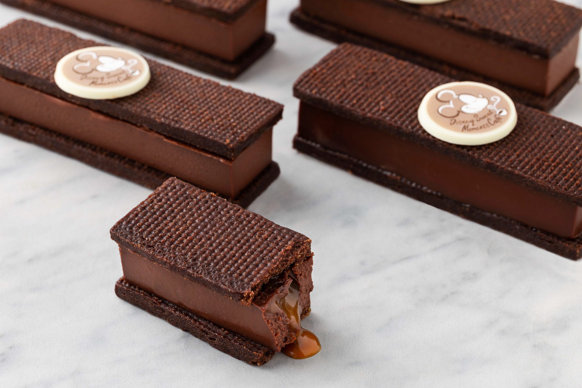 サクッと食感のサブレに、濃厚なガナッシュ、ほろ苦キャラメルクリームを三度した「キャラメルガナッシュサンド」（800円）