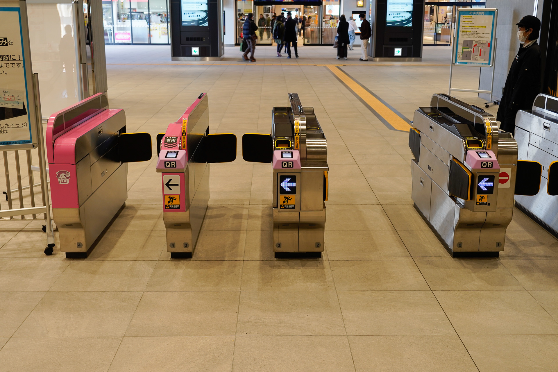 松山駅の自動改札機。出場側は「スマえき」対応のQRコード読み取り装置を設置した通路が3通路あり、そのうち左端は「スマえき」専用通路。それだけ普及してきているということか