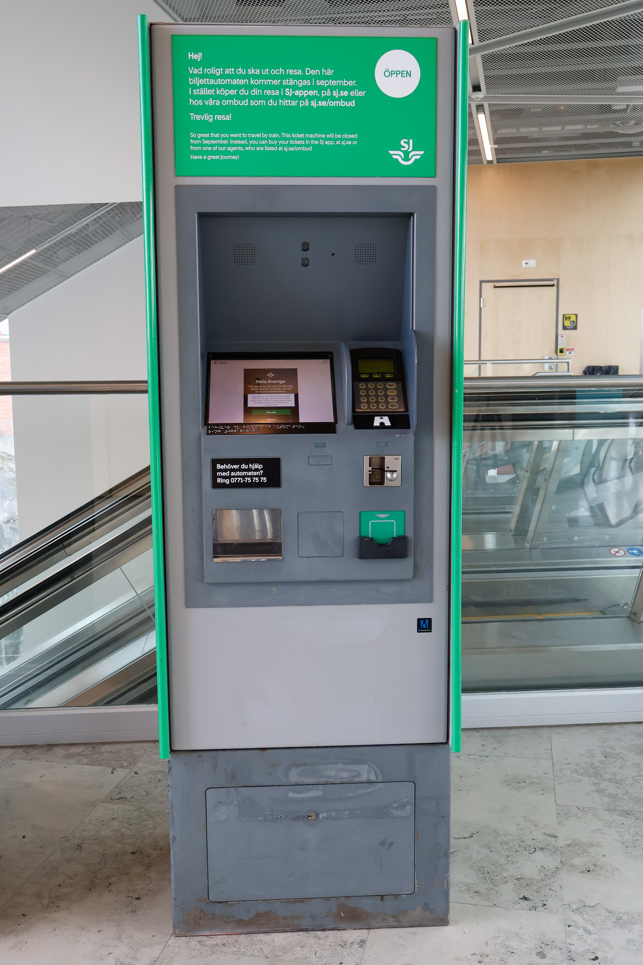 ストレングネース駅に置かれていた自動券売機。上の方にある掲示を見ると……