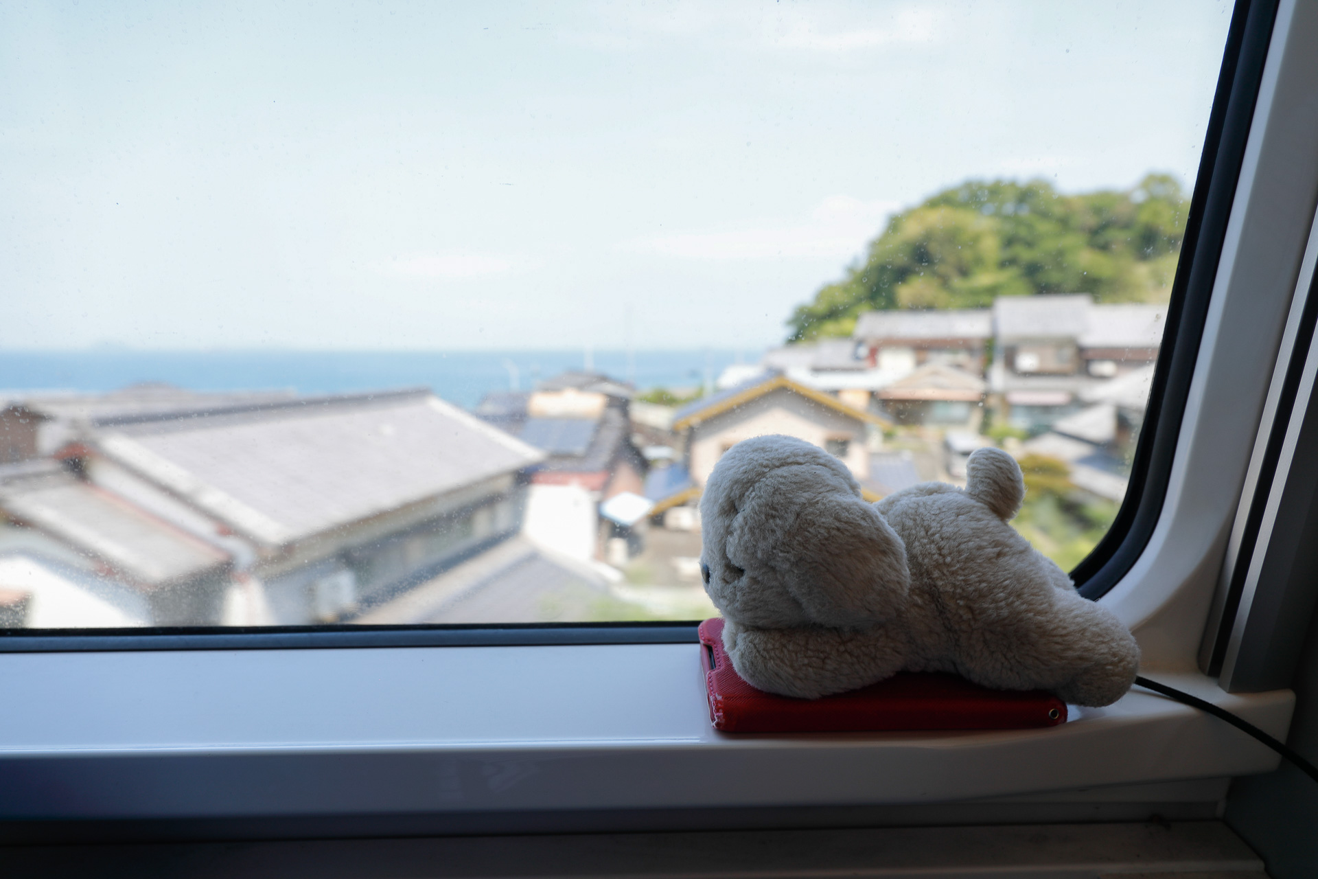 USBケーブルは右下にチラッと見えているだけだから分かりにくいが、「移動中に、車内に電源コンセントがあったので、念のために充電している」図