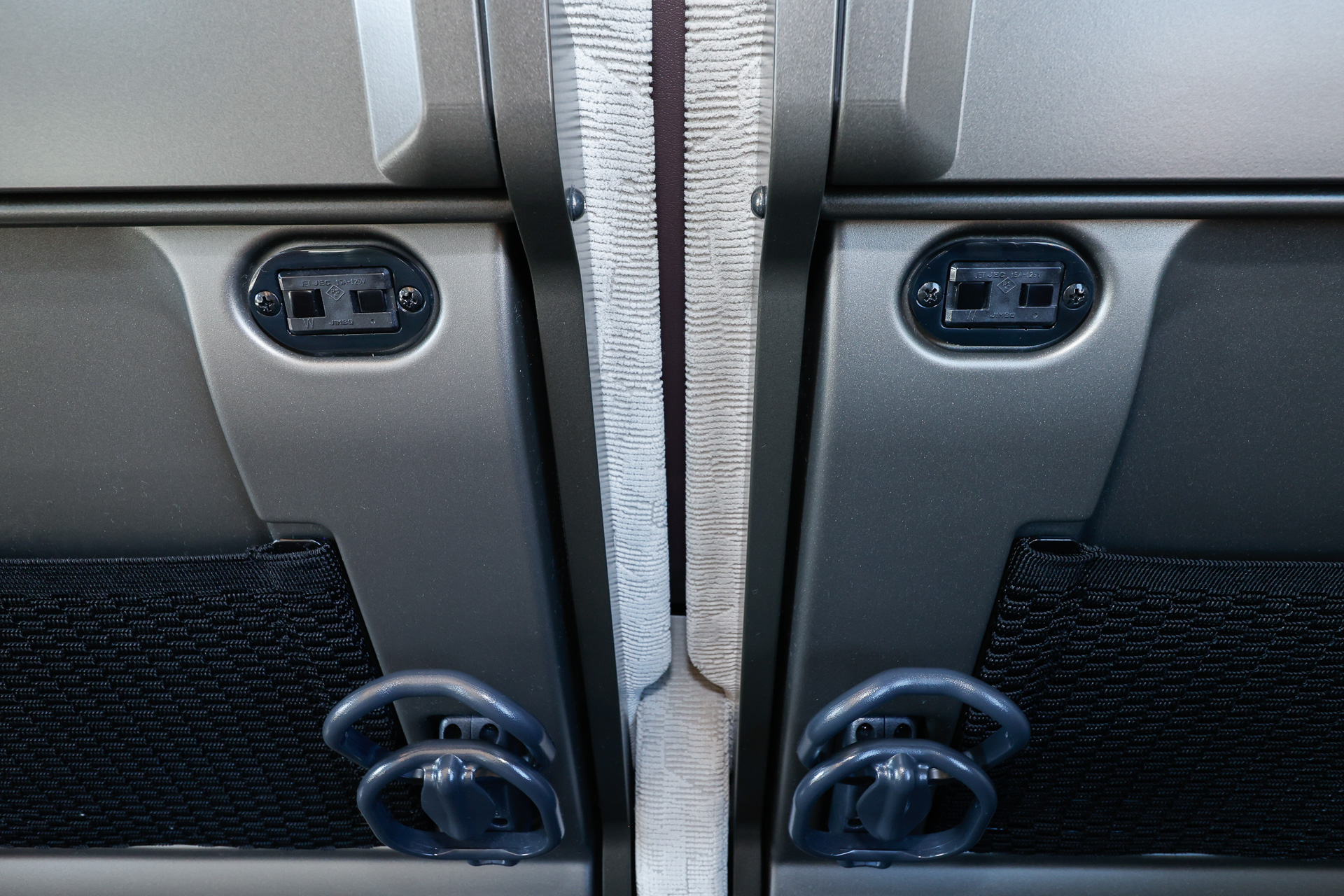 背ずりの背面に電源コンセントを設置した車両の例（東武N100系スペーシアX）