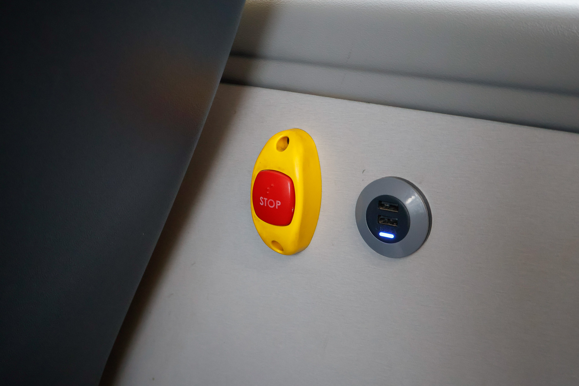 AC電源ではなくUSBポートの設置事例も増えている。これは日本ではなくて、スウェーデンのÖstgötatrafikenが運行している路線バスのもの。AC電源のコンセントは国によっていろいろ種類があるが、USBなら万国共通という利点がある