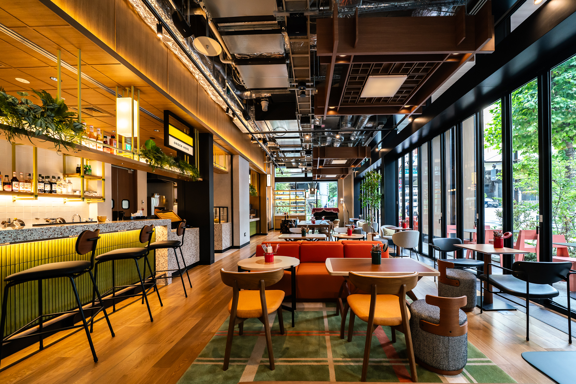 1階「トークショップ（Talk Shop）」の主にレストランやバーとして機能するスペース