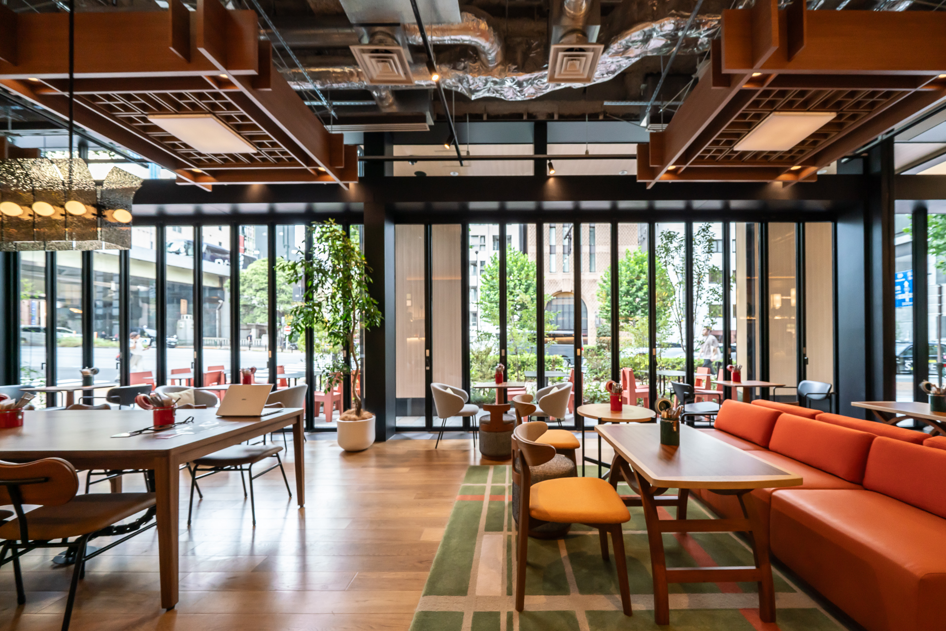 通り側は大きく開放できるようにもなっている