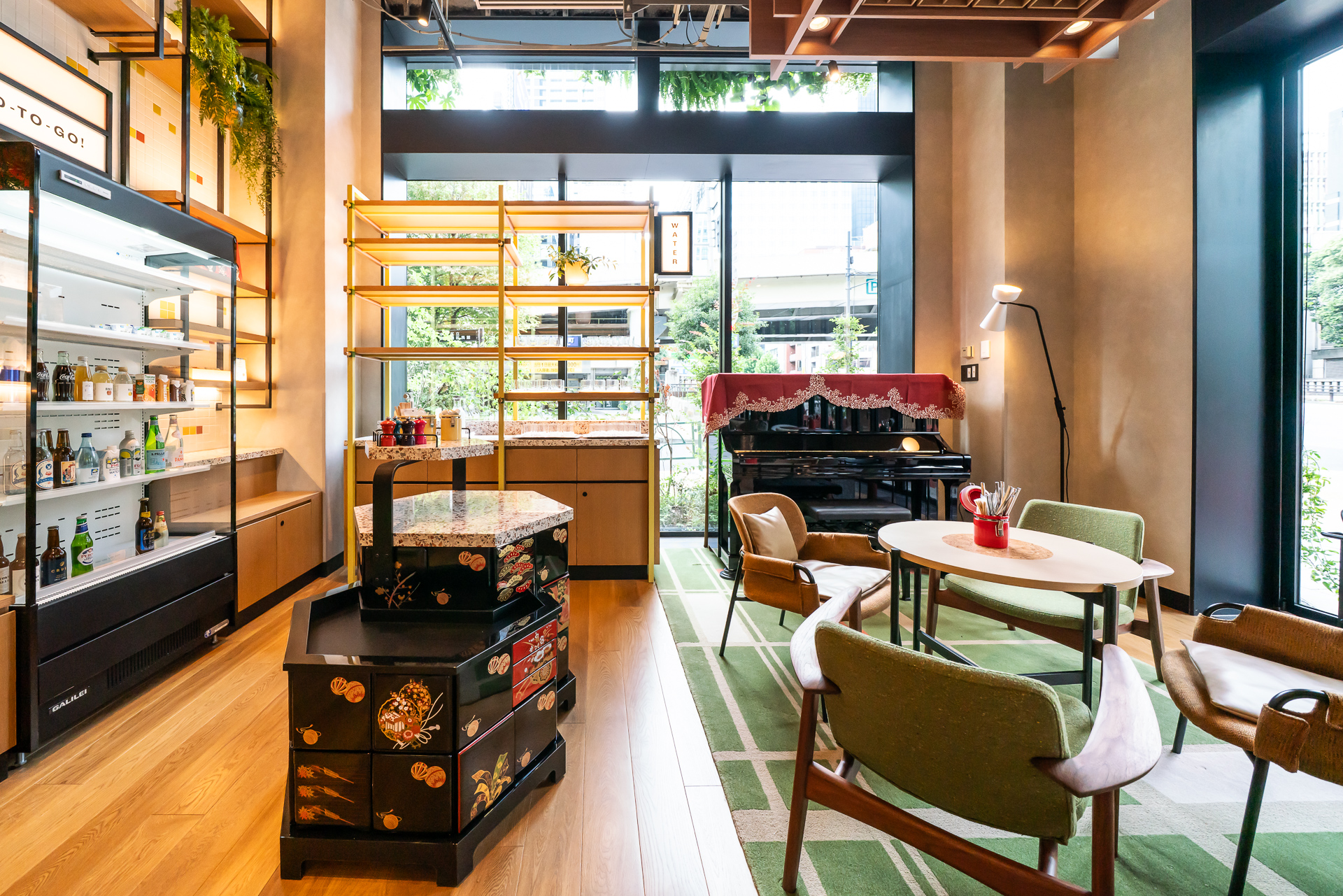 ドリンクなどを販売するコーナー。ピアノも置かれジャズ演奏などを予定する