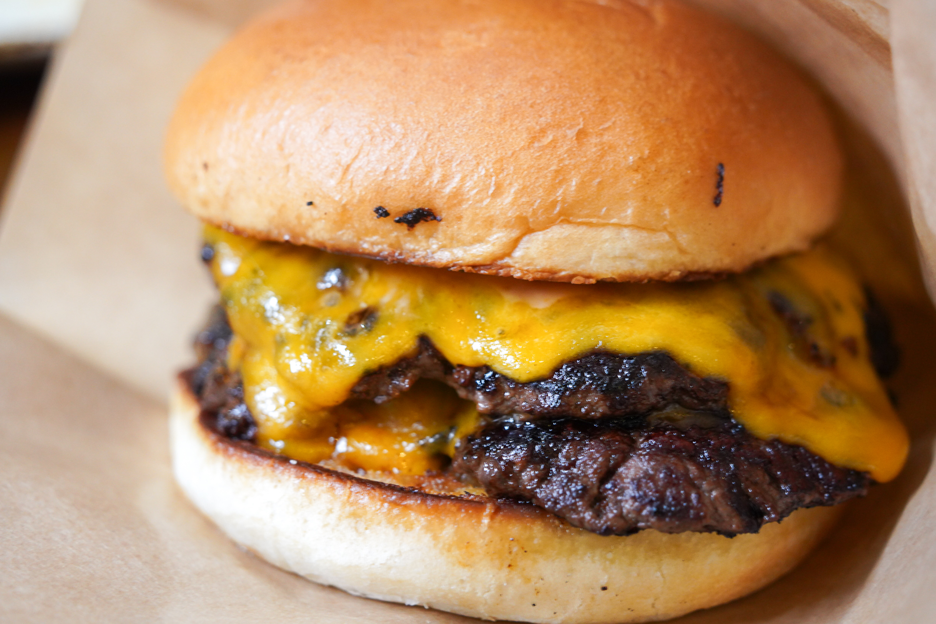 「ザ・スマッシュ」は国産ホルスタイン牛のパティがダブルで入り、チェダーとアメリカンチーズと玉ねぎ、ピクルスというアメリカンスタイルのバーガー。ほかに黒毛和牛使用のバーガーもある