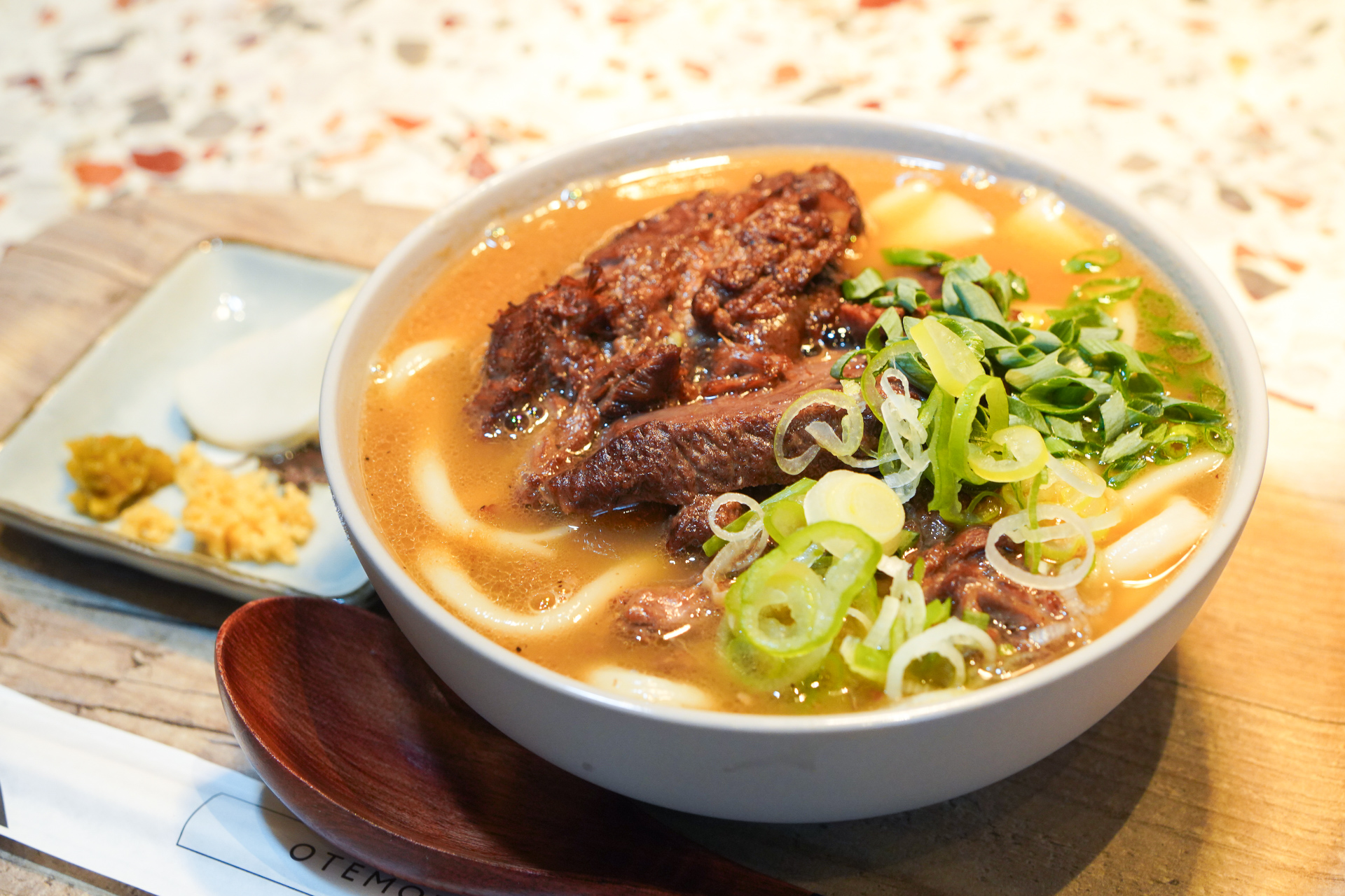 朝メニューの「肉（2-9）うどん」はボリューム満点