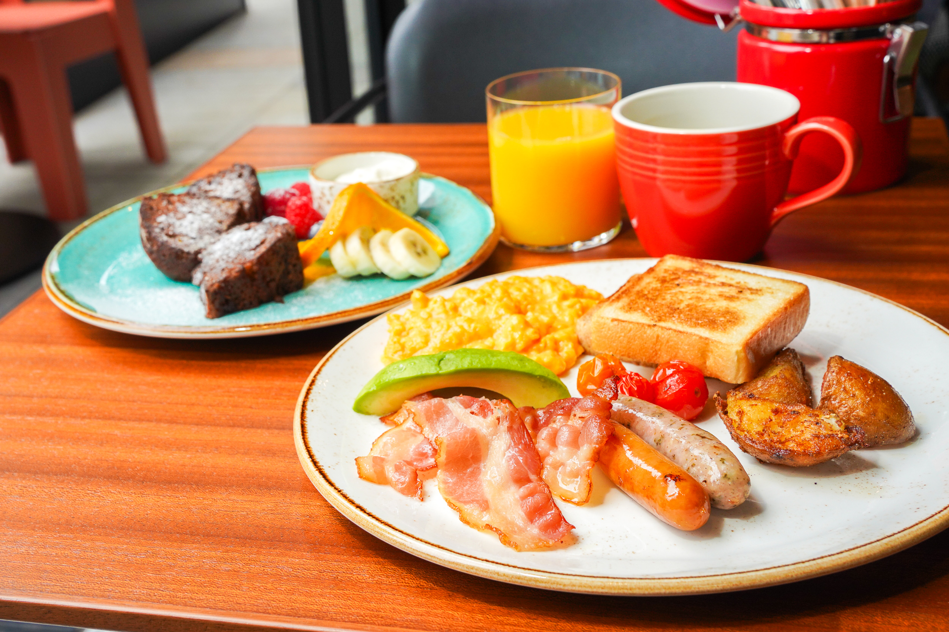 モーニングセットの「アメリカン」と別にグレイン系で「バナナブレッド」を追加。セットにはコーヒーまたは紅茶、ジュースが含まれる