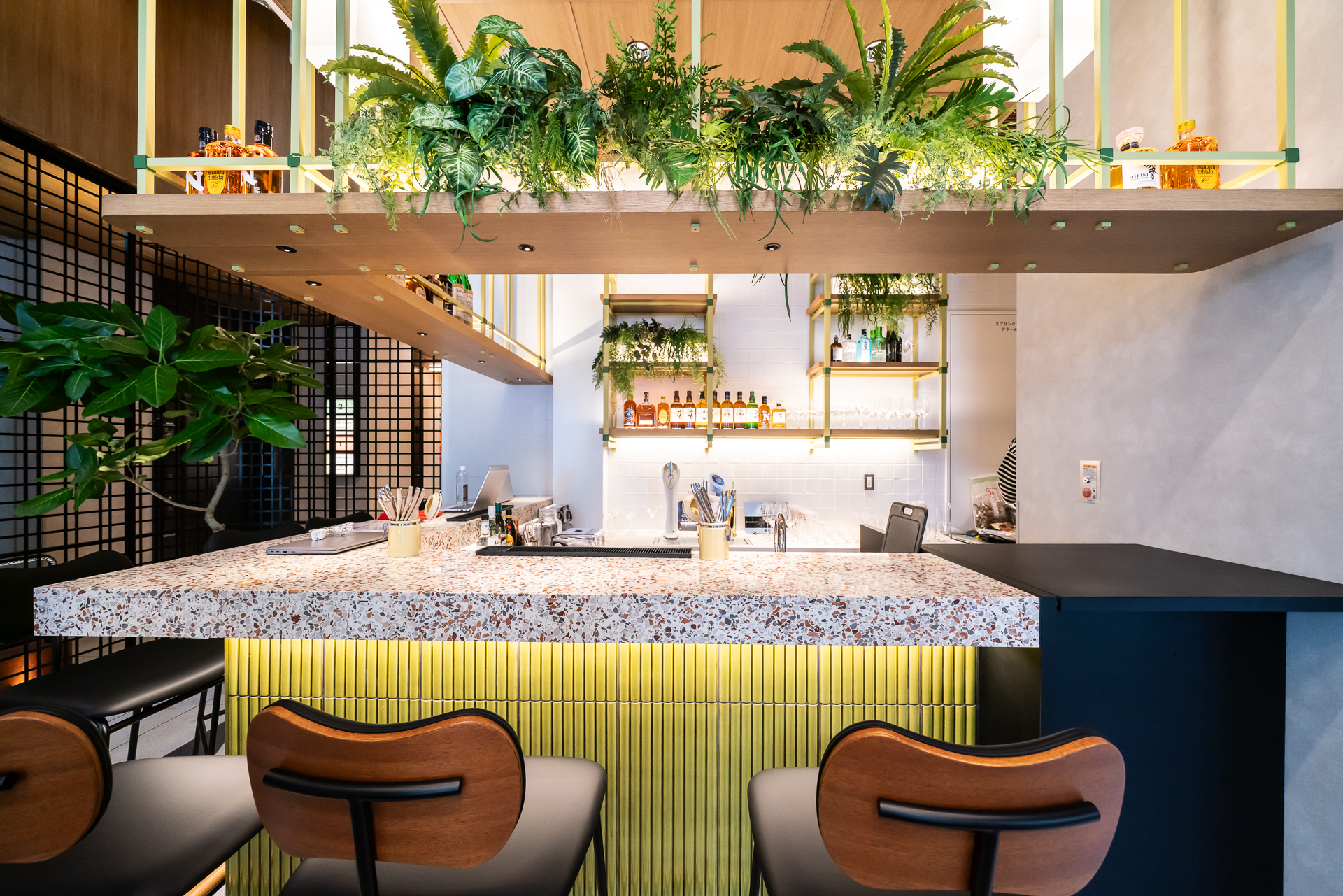 バーカウンターも備えている。生ビールサーバーも見える